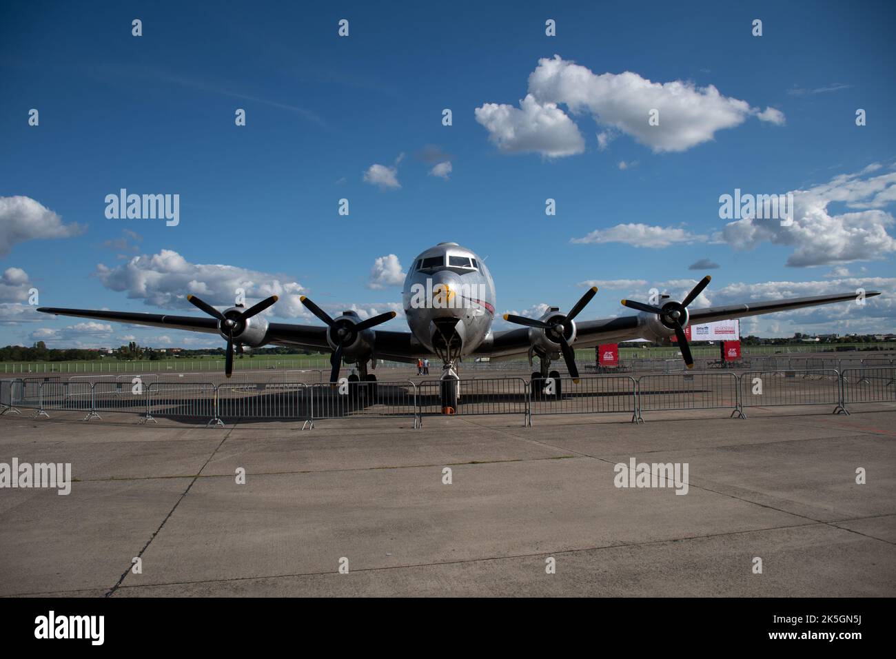 Douglas C-54 Skymaster Truppentransporter-Flugzeug am Flughafen Berlin Tempelhof Stockfoto