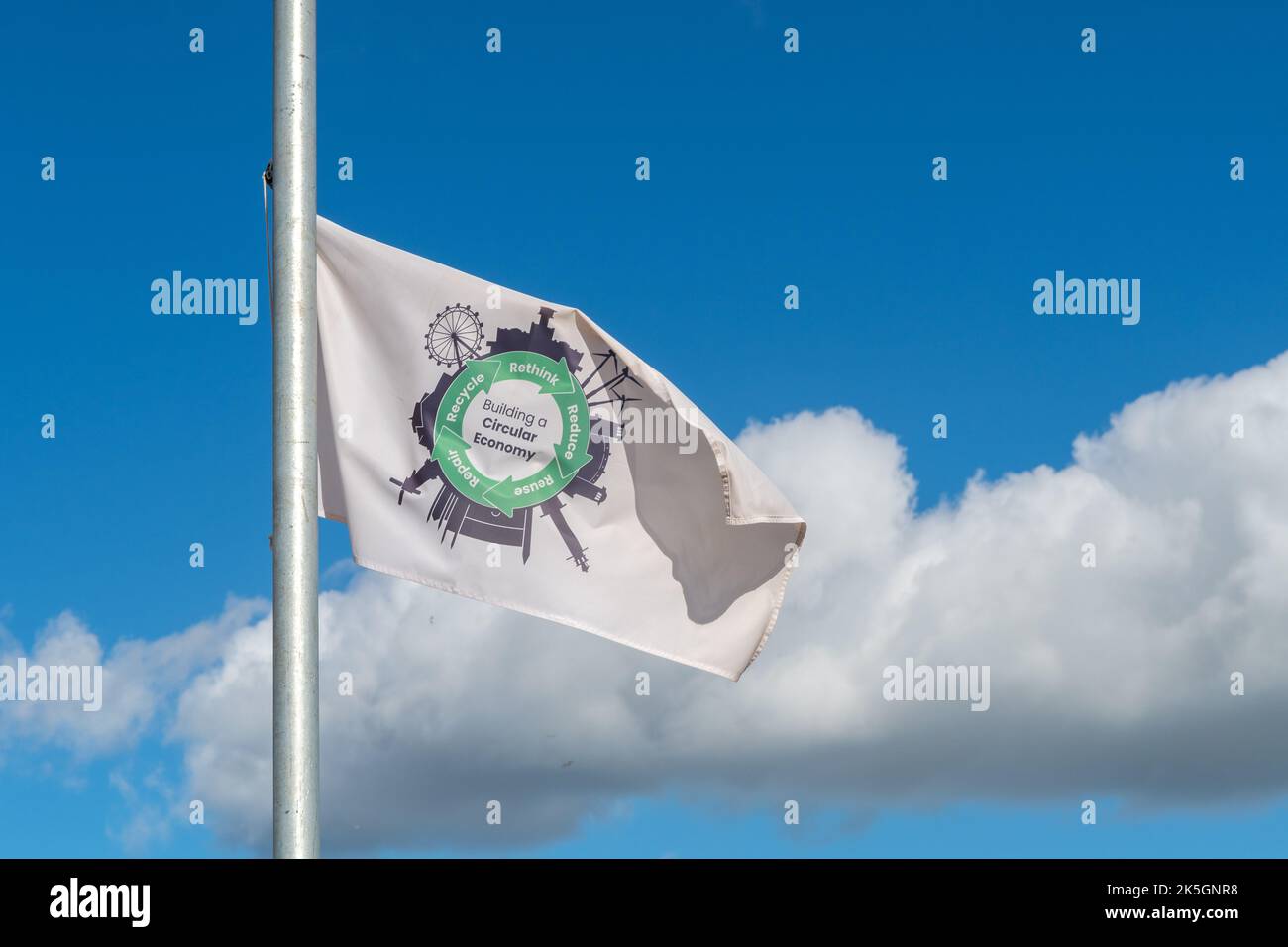 Erstellen einer Flagge für die Kreislaufwirtschaft Stockfoto