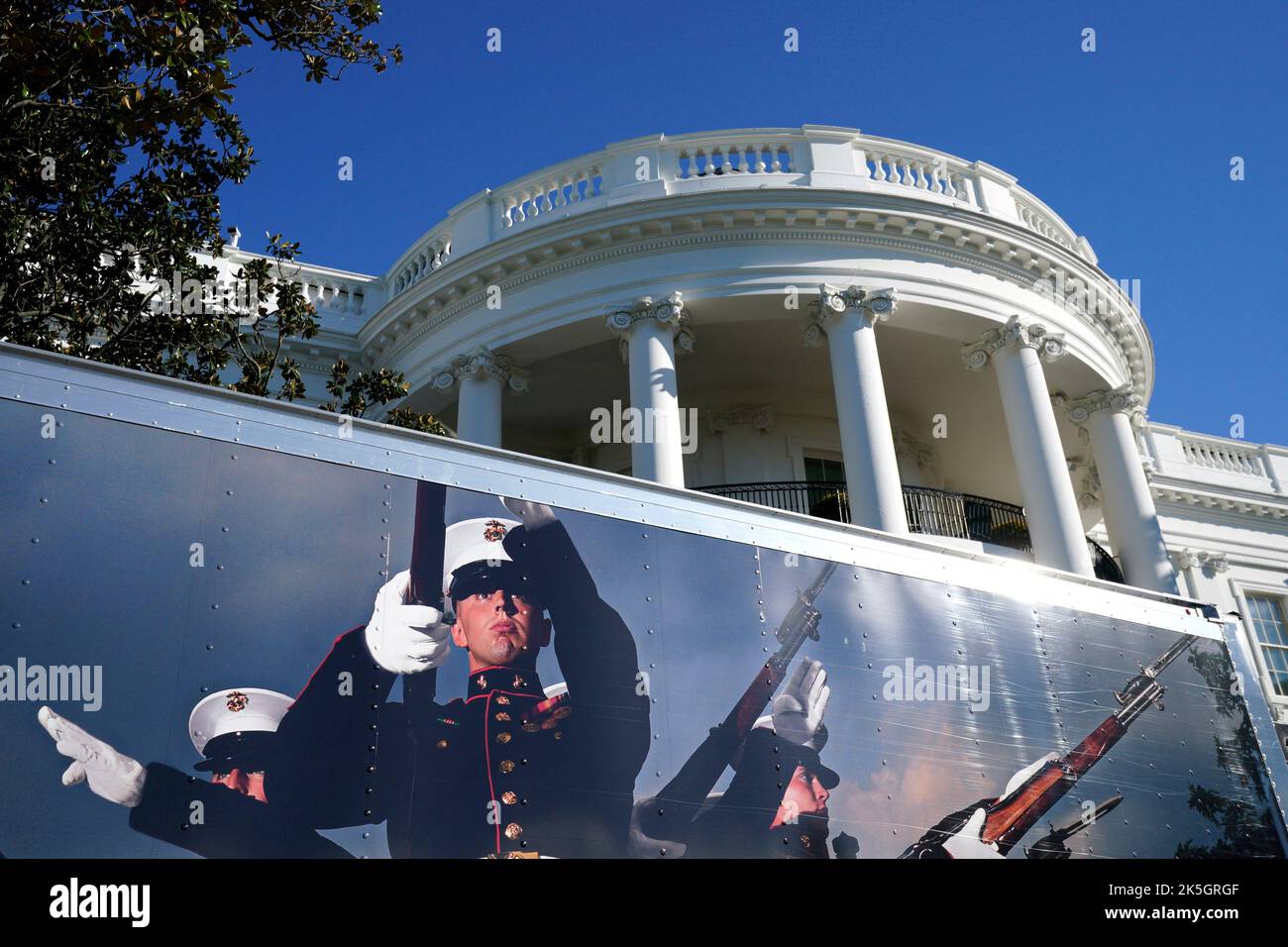 Das Weiße Haus ist in Washington während der Presseingournee am 8. Oktober 2022 zu sehen. Das Gelände des Weißen Hauses ist zweimal im Jahr für die Öffentlichkeit zugänglich: Für Spring und Fall Garden Tours. Es ist das erste Mal, dass die Herbst Garden Tours seit Beginn der Pandemie durchgeführt wurden und Einschränkungen für große Versammlungen festgelegt wurden. Foto von Yuri Gripas/ABACAPRESS.COM Stockfoto