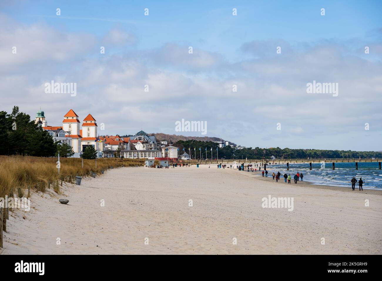 Ostseeinsel Rügen an einem sonnigen Winternachmittag Spaziergänger am herrlichen langen Sandstrand Stockfoto