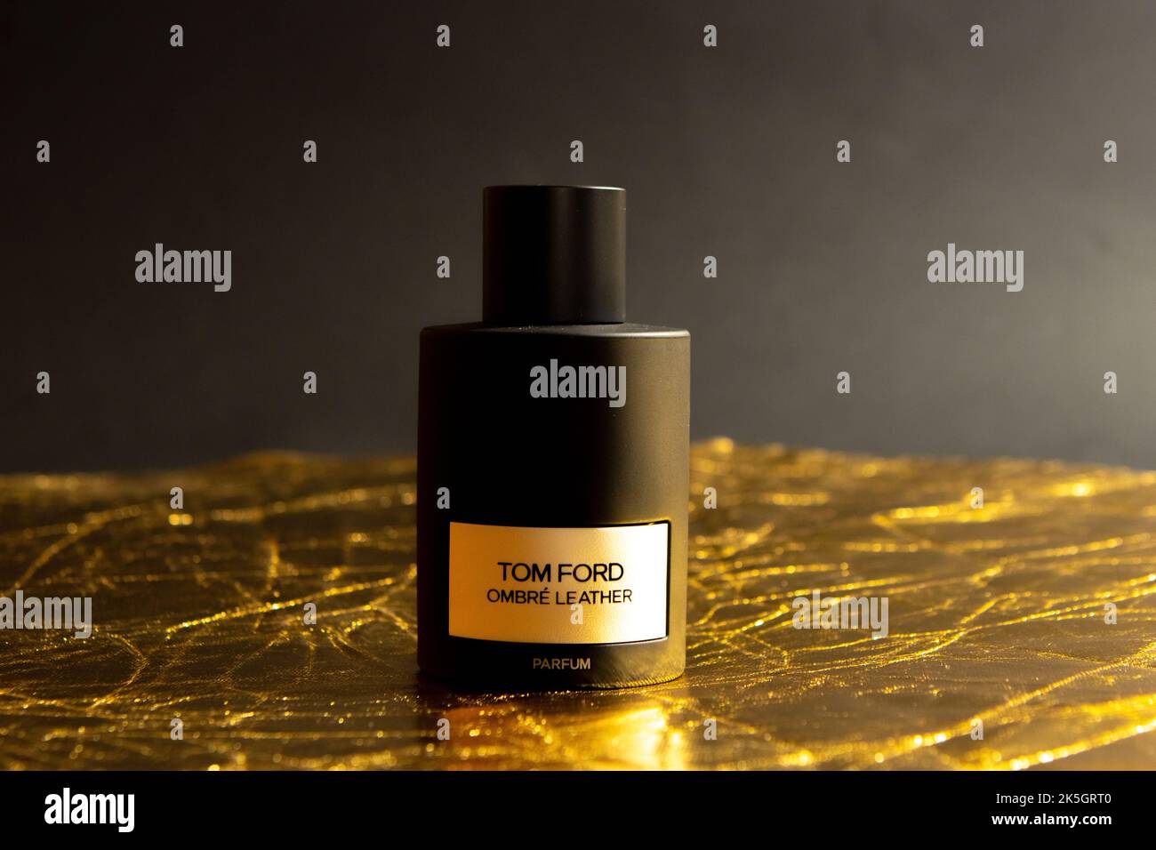 Tom Ford Ombre leather parfum auf goldenem Hintergrund, Eriwan, Armenien - 2022. Oktober 08: Stockfoto