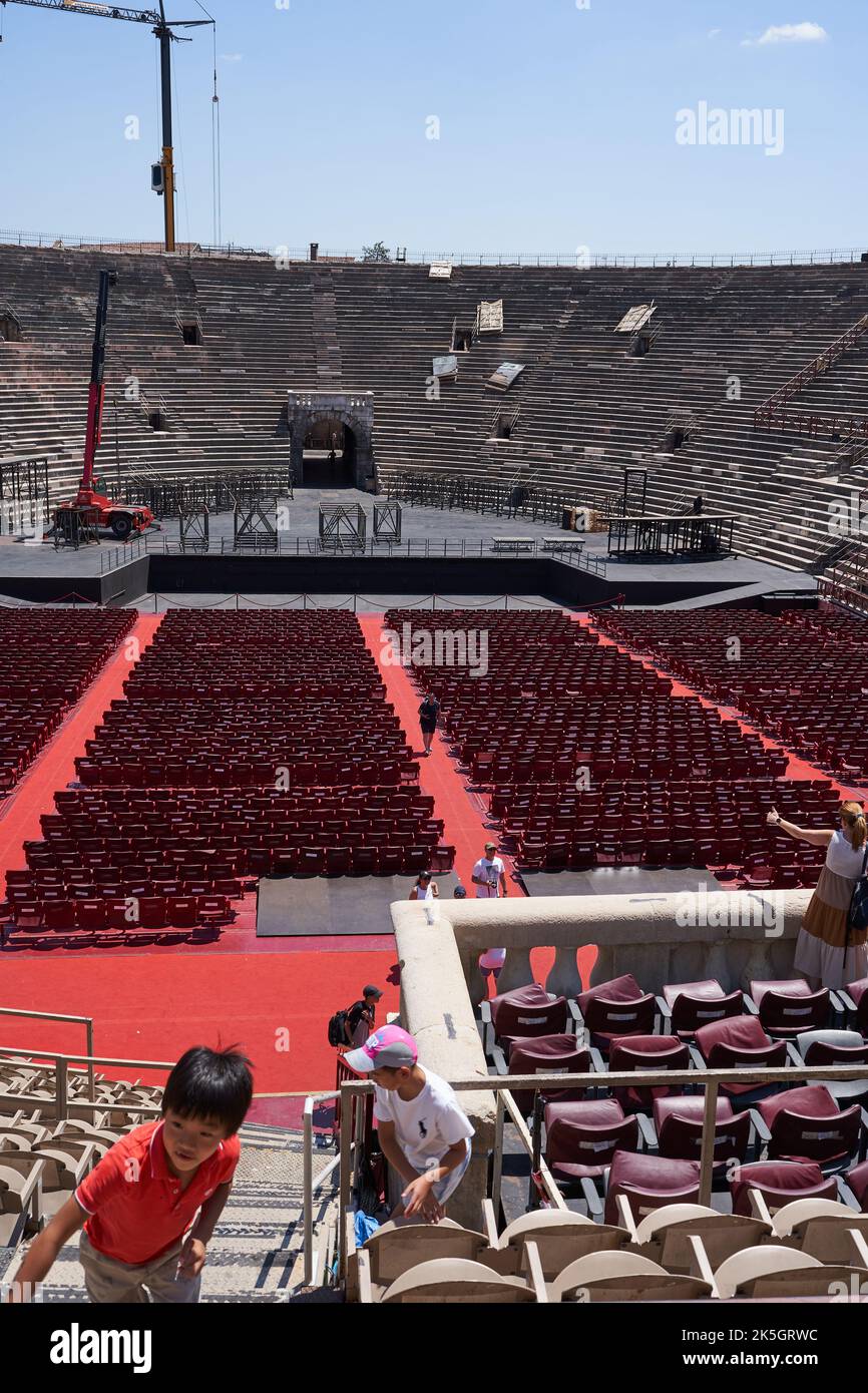 Verona, Italien - 13. Juli 2022 - die Arena von Verona - römisches Amphitheater in Verona an einem schönen Sommertag Stockfoto