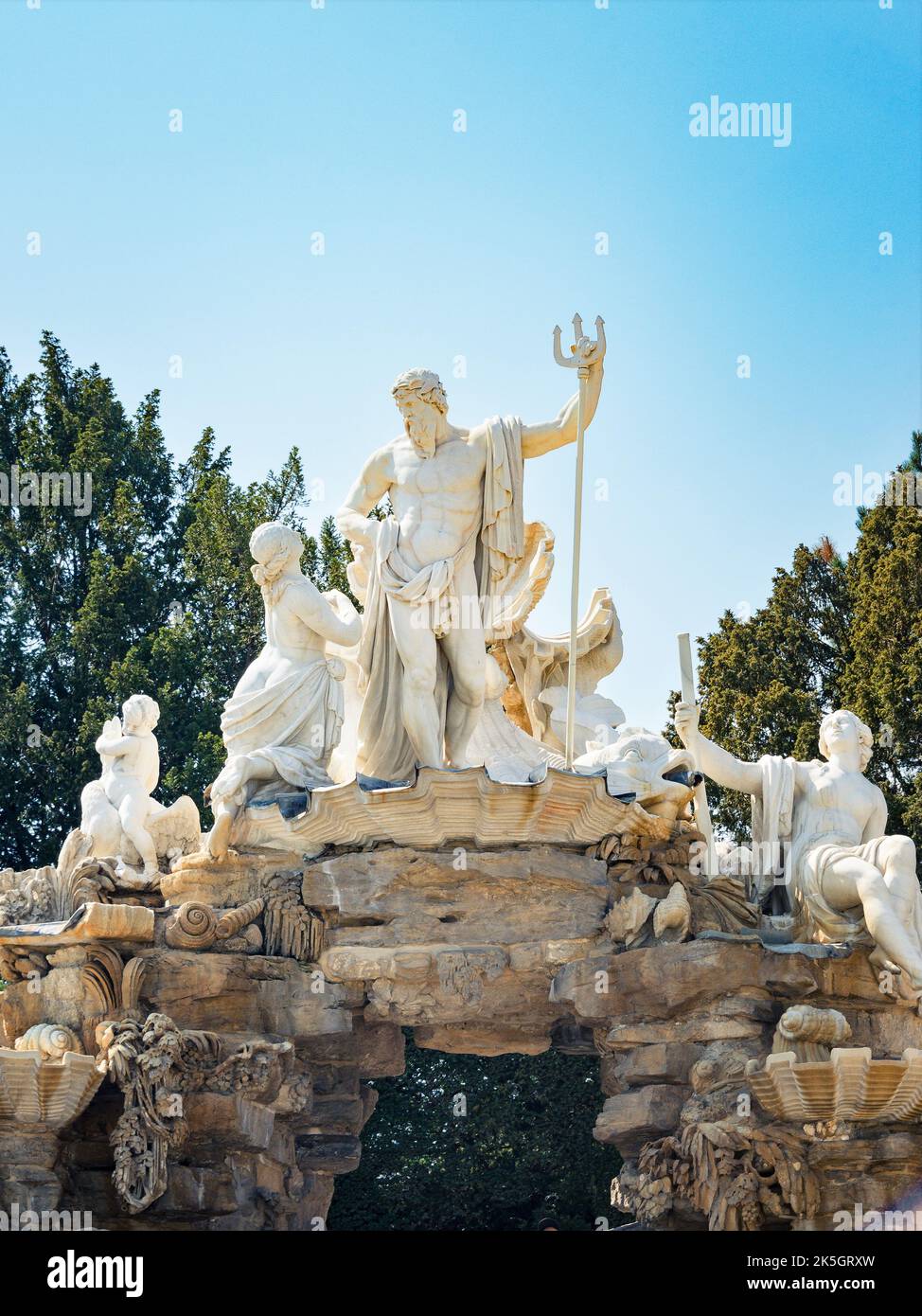 Blick auf Gott Neptun - Teil des Neptunbrunnens im Schönbrunn Park, Wien, Österreich Stockfoto