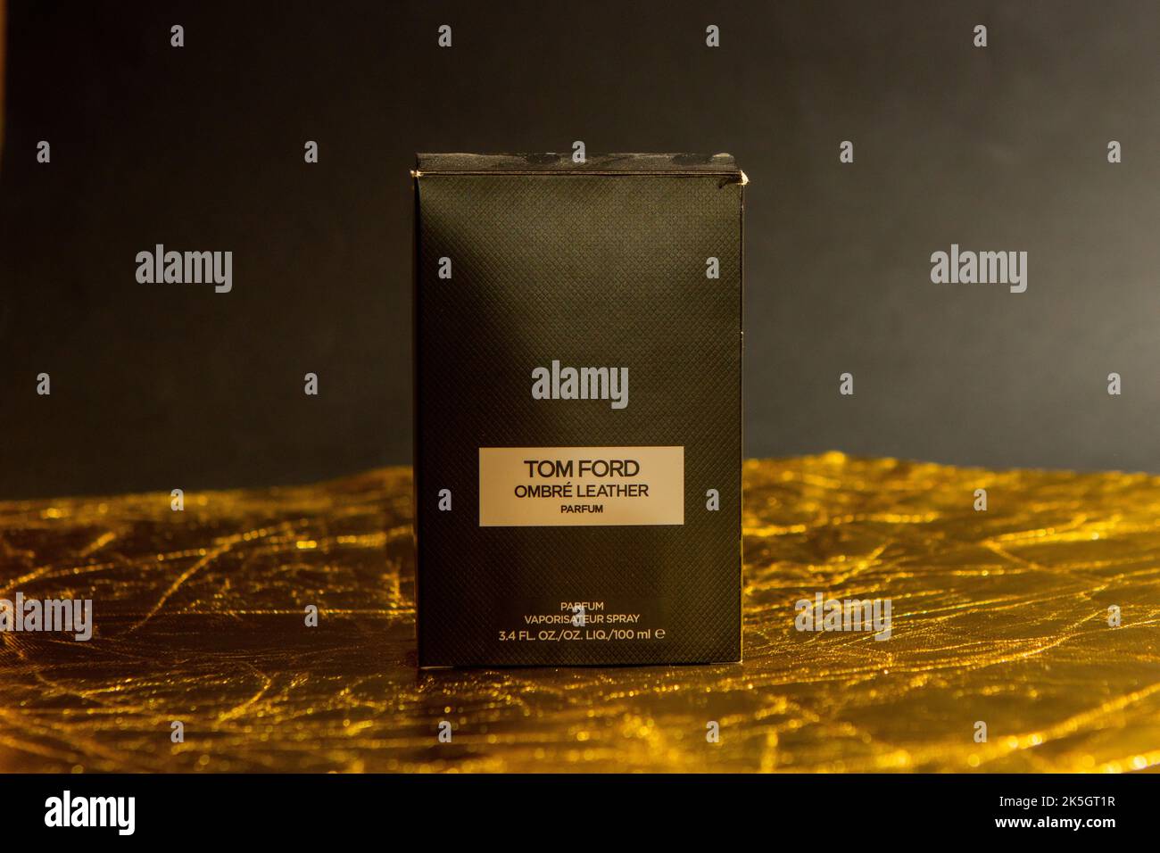 Tom Ford Ombre leather parfum auf goldenem Hintergrund, Eriwan, Armenien - 2022. Oktober 08: Stockfoto