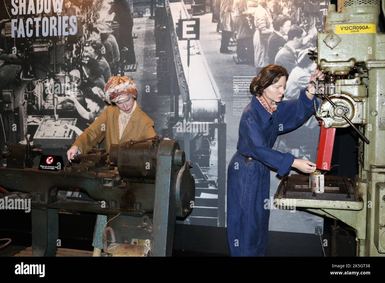WWII arbeitende Frauen in der Technik mit Maschinen. Stockfoto