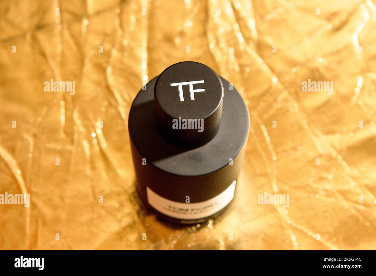 Tom Ford Ombre leather parfum auf goldenem Hintergrund, Eriwan, Armenien - 2022. Oktober 08: Stockfoto