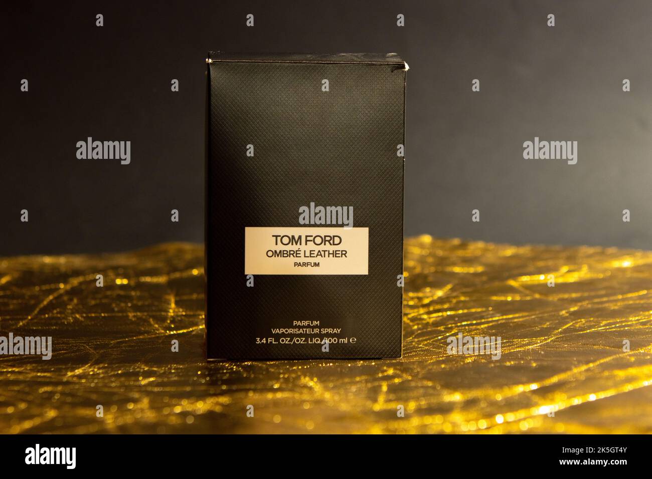 Tom Ford Ombre leather parfum auf goldenem Hintergrund, Eriwan, Armenien - 2022. Oktober 08: Stockfoto