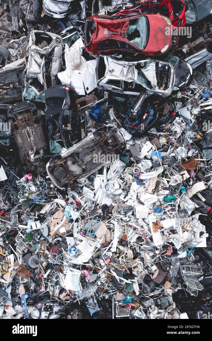 Luftaufnahme direkt über einem großen Stapel von Metallschrott und zerkleinerten Autos auf dem Schrottplatz eines Metallhändlers Stockfoto