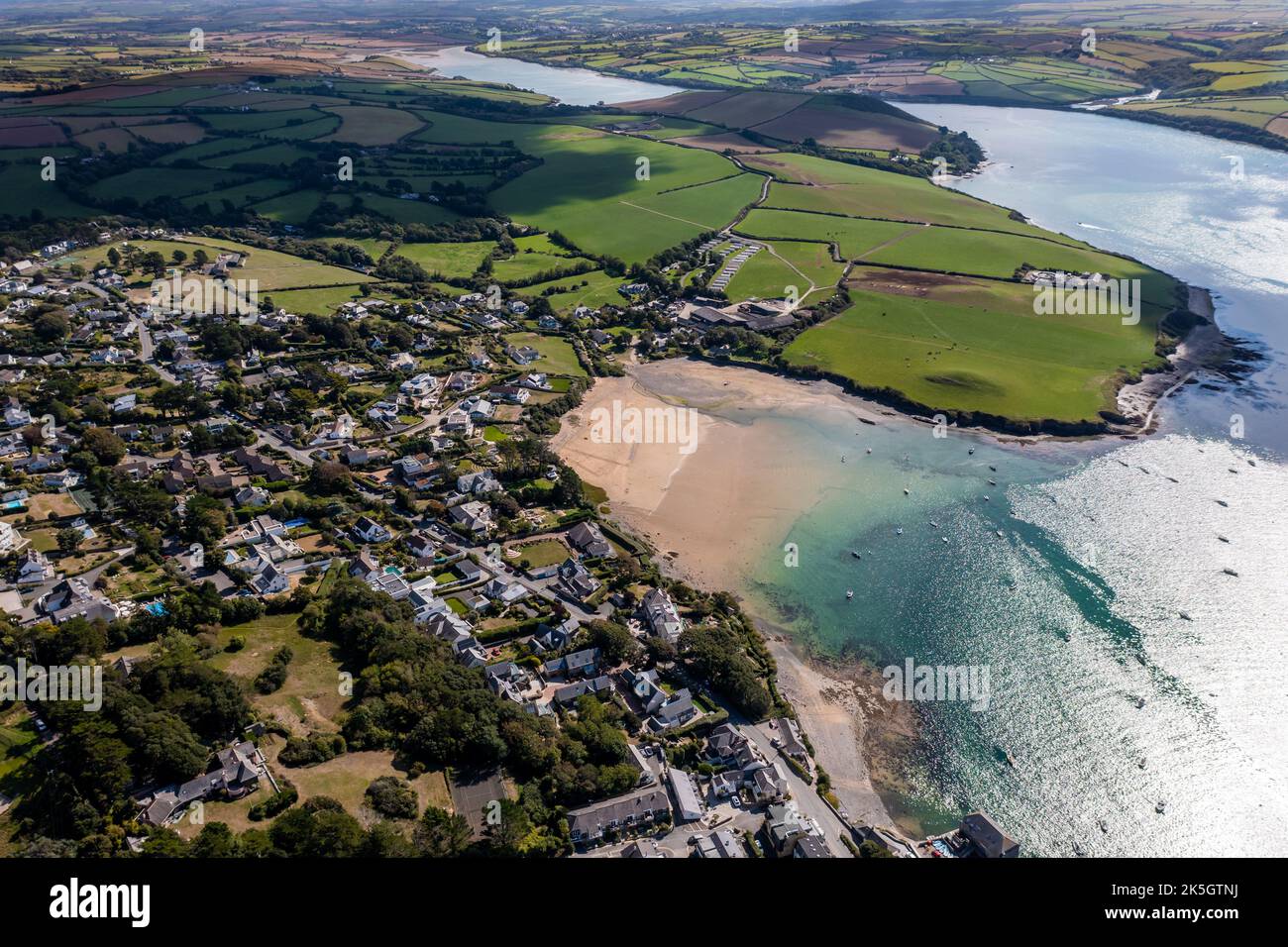 Luftaufnahme des Dorfes Rock an der Kamelmündung in Cornwall, Großbritannien, das an einem sonnigen Sommertag ein beliebtes Urlaubsziel ist Stockfoto