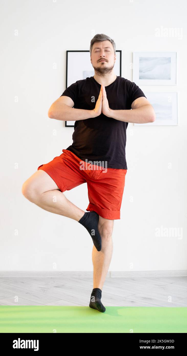 Balance Yoga ruhiger Mann zu Hause Üben Harmonie Stockfoto