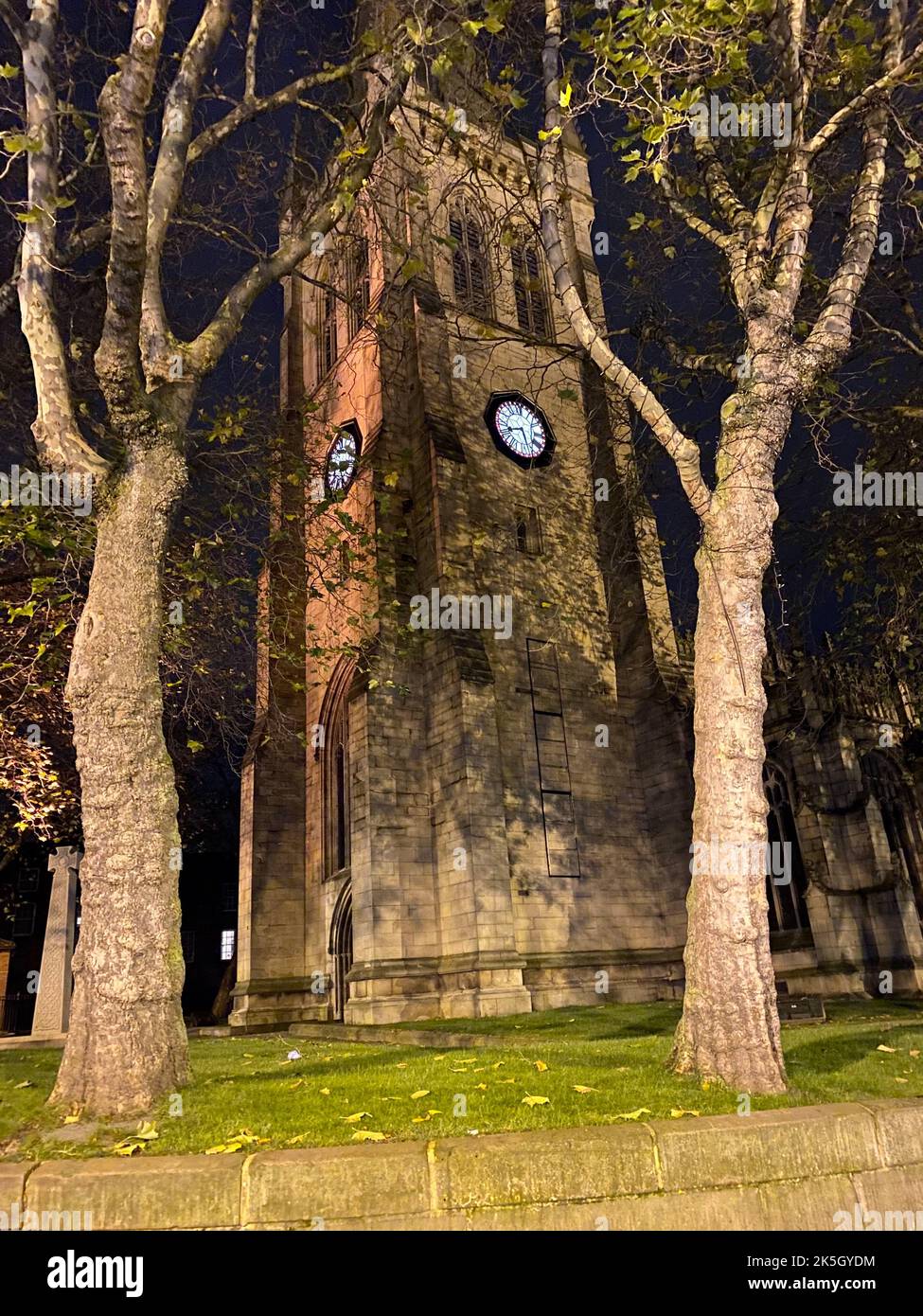 Blick auf die St. Peter's Church in Darwen, England bei Nacht Stockfoto