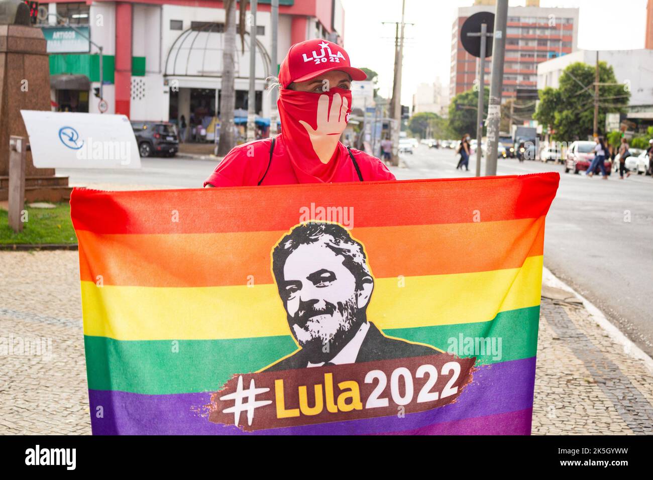 Goiânia, Goias, Brasilien – 28. September 2022: Eine Person mit einer Regenbogenflagge und einem Bild des Kandidaten während einer Aufführung zugunsten von Lula Stockfoto