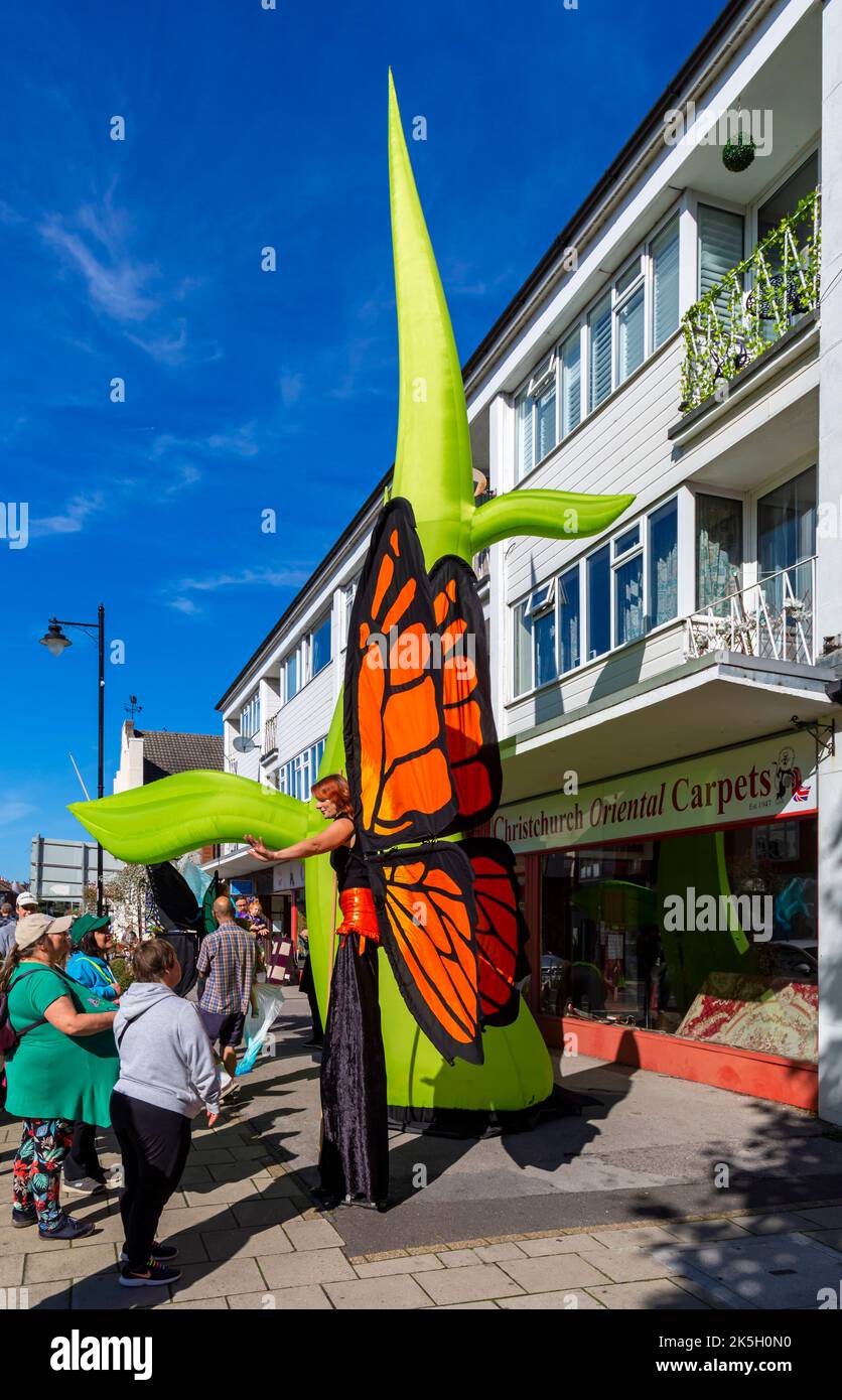 Christchurch, Dorset, Großbritannien. 8.. Oktober 2022. Skurrile Sichtungen rund um Christchurch in Dorset für Play Christchurch heute - Steamship Circus Schmetterlingsläufer in der Nähe von riesigen aufblasbaren Bohnenstange von Designs in Air. Als Teil des Arts by the Sea Festivals wurde die Veranstaltung aufgrund der Queens Passing verschoben und ist das erste Mal, dass die Veranstaltung von Bournemouth nach Christchurch expandiert. Quelle: Carolyn Jenkins/Alamy Live News Stockfoto