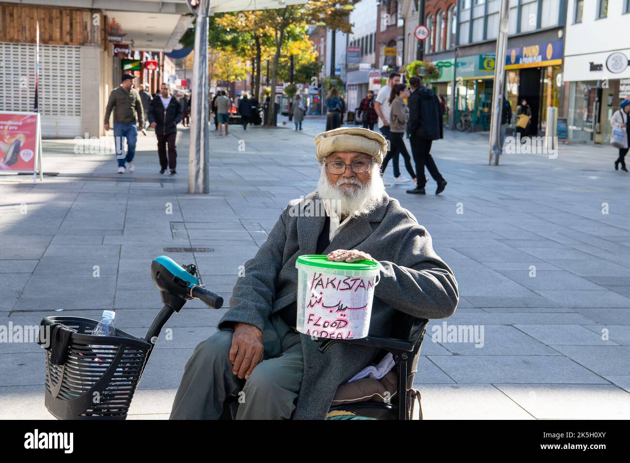 Slough, berkshire, Großbritannien. 8.. Oktober 2022. Ein Mann sammelt in der Slough High Street Geld für den Aufruf zur Überschwemmung in Pakistan. Quelle: Maureen McLean/Alamy Live News Stockfoto