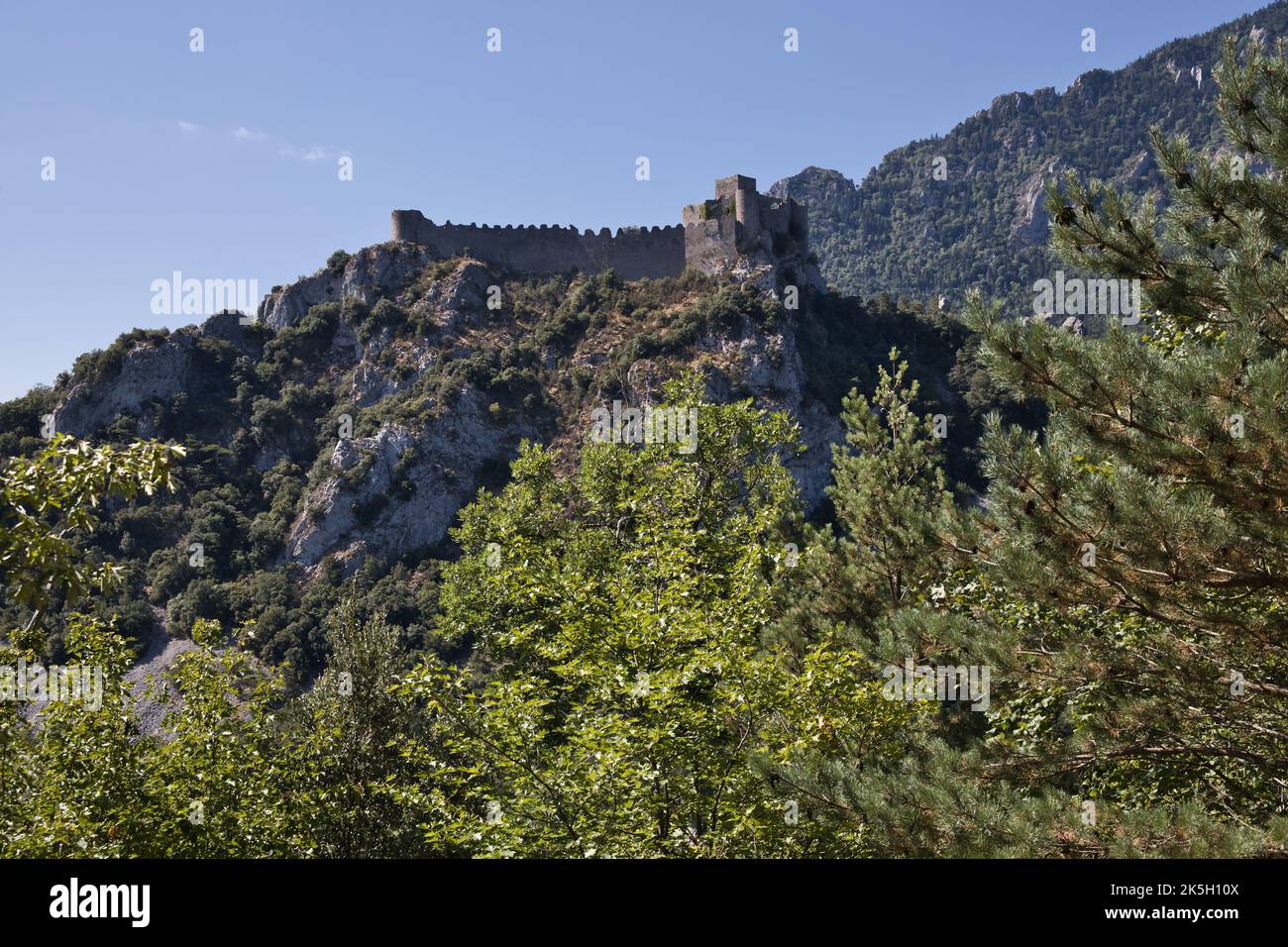 Burg vom Tal aus gesehen Stockfoto