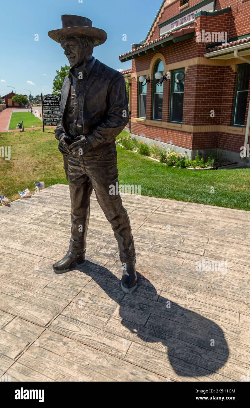 Dodge City, Kansas - Eine Skulptur des Schauspielers James Arness, der Marshal Matt Dillon 21 Jahre lang in der Fernsehserie GunSmoke spielte. Stockfoto