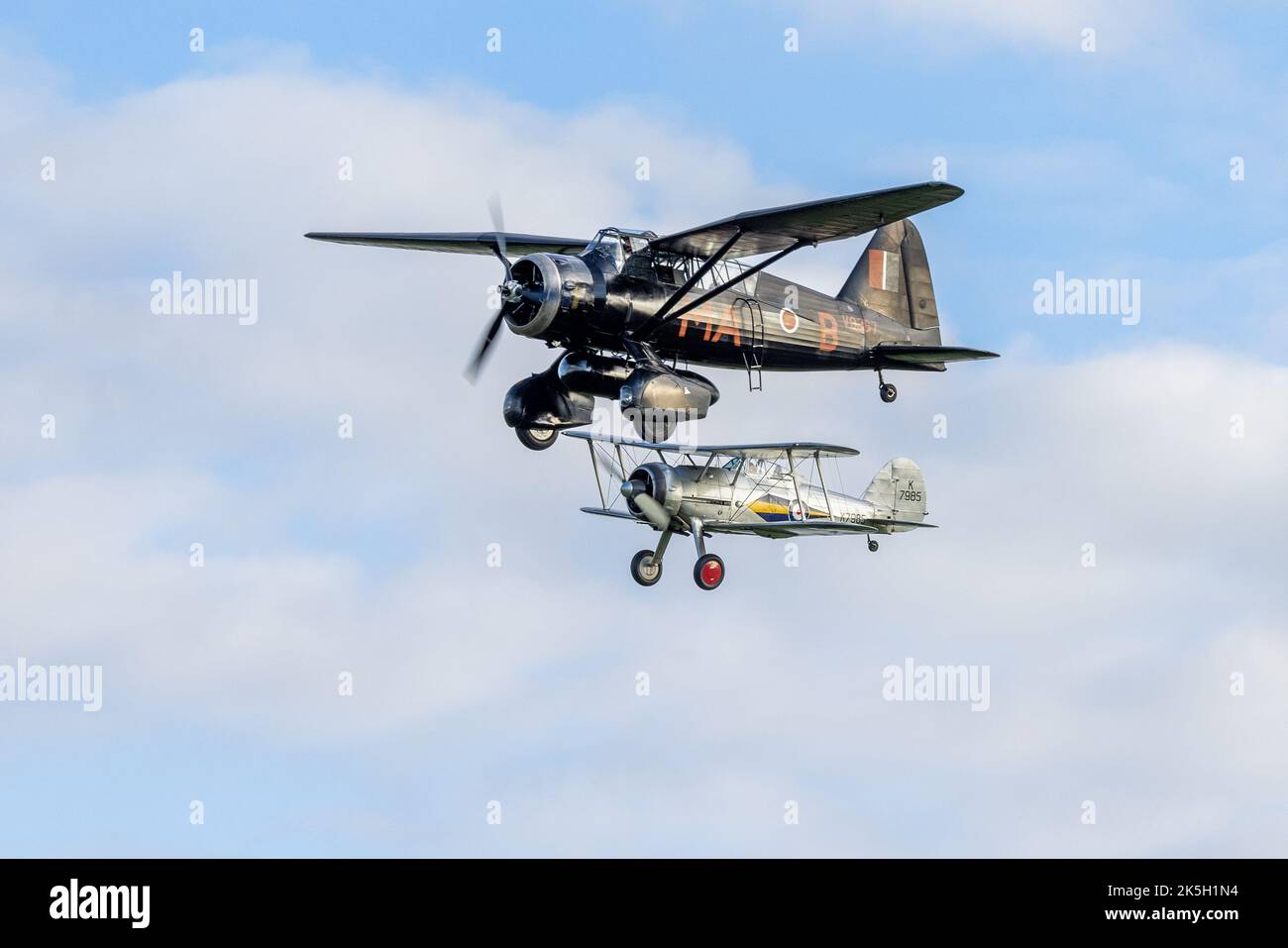 1938 Westland Lysander & 1938 Gloster Gladiator, fliegen in Formation auf der Race Day Airshow in Shuttleworth am 2.. Oktober 2022 Stockfoto
