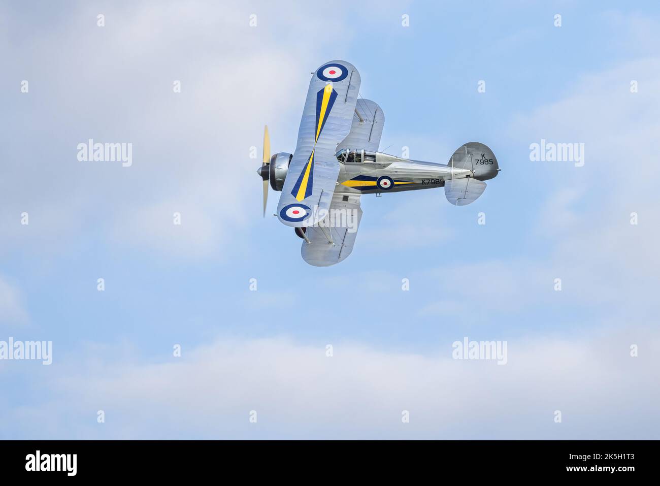 1938 Gloster Gladiator (K7985) in der Luft auf der Race Day Airshow in Shuttleworth am 2.. Oktober 2022 Stockfoto