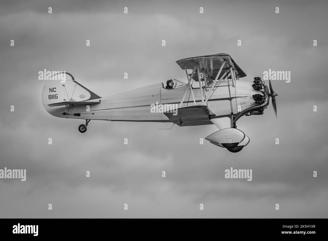 Curtiss-Wright Travel Air 4000 ‘NC 8115’ in der Luft auf der Race Day ...