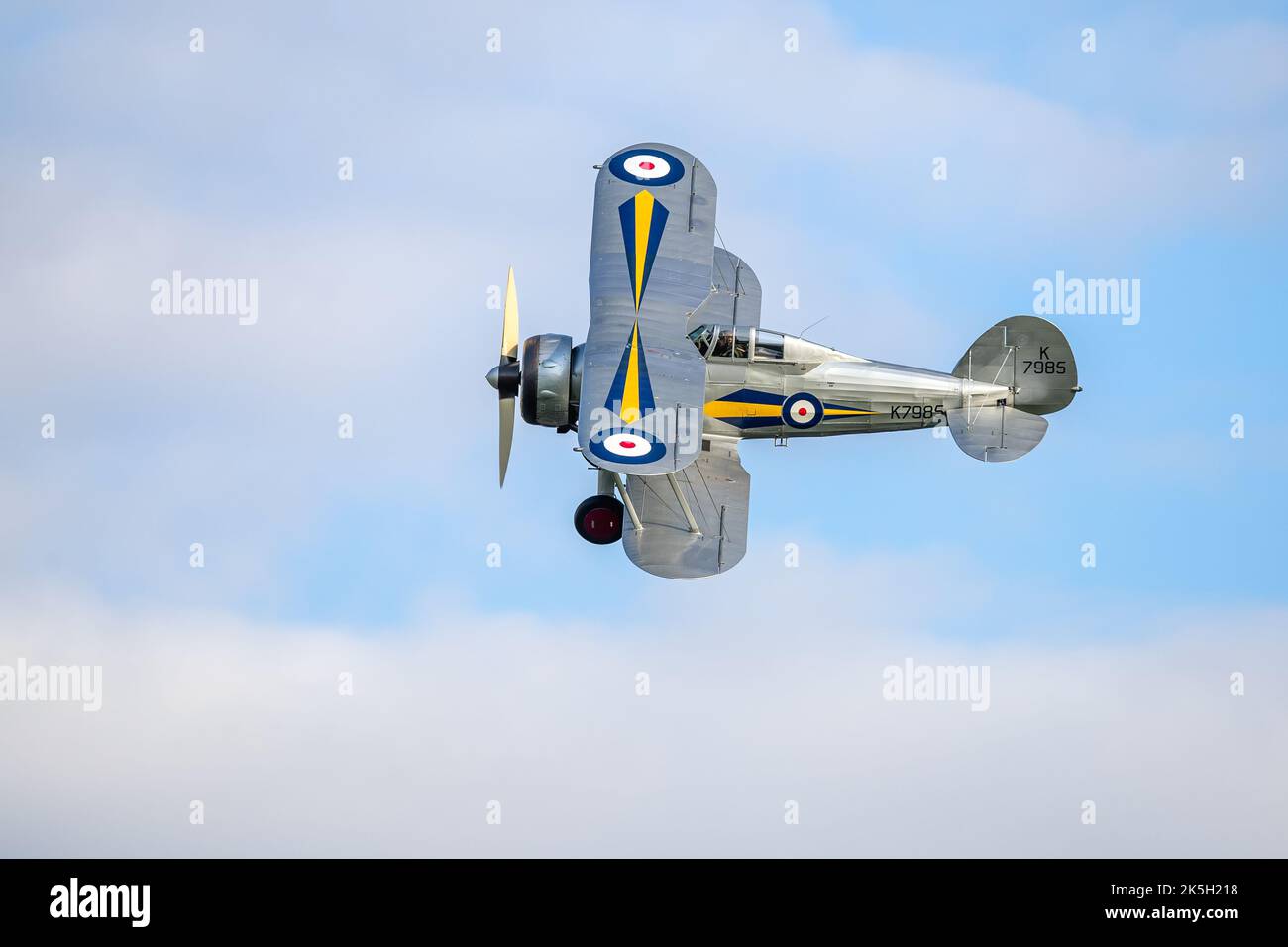 1938 Gloster Gladiator (K7985) in der Luft auf der Race Day Airshow in Shuttleworth am 2.. Oktober 2022 Stockfoto