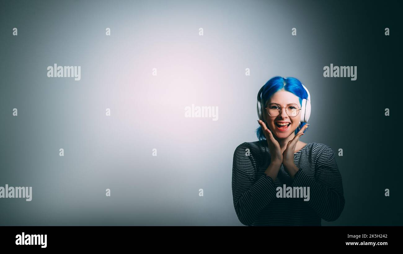 Musikzufriedenheit. Audio-Wiedergabeliste. Klangqualität. Freudig aufgeregt Frau in Kopfhörer isoliert auf weißen Vignette kopieren Raum Hintergrund. Stockfoto