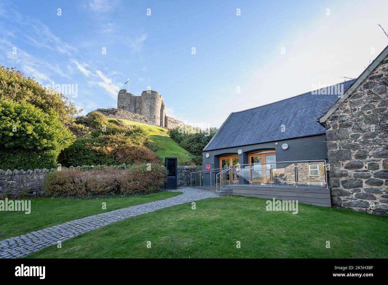 Criccieth Castle und Besucherzentrum in Criccieth, Gwnydd, Wales am 2. Oktober 2022 Stockfoto