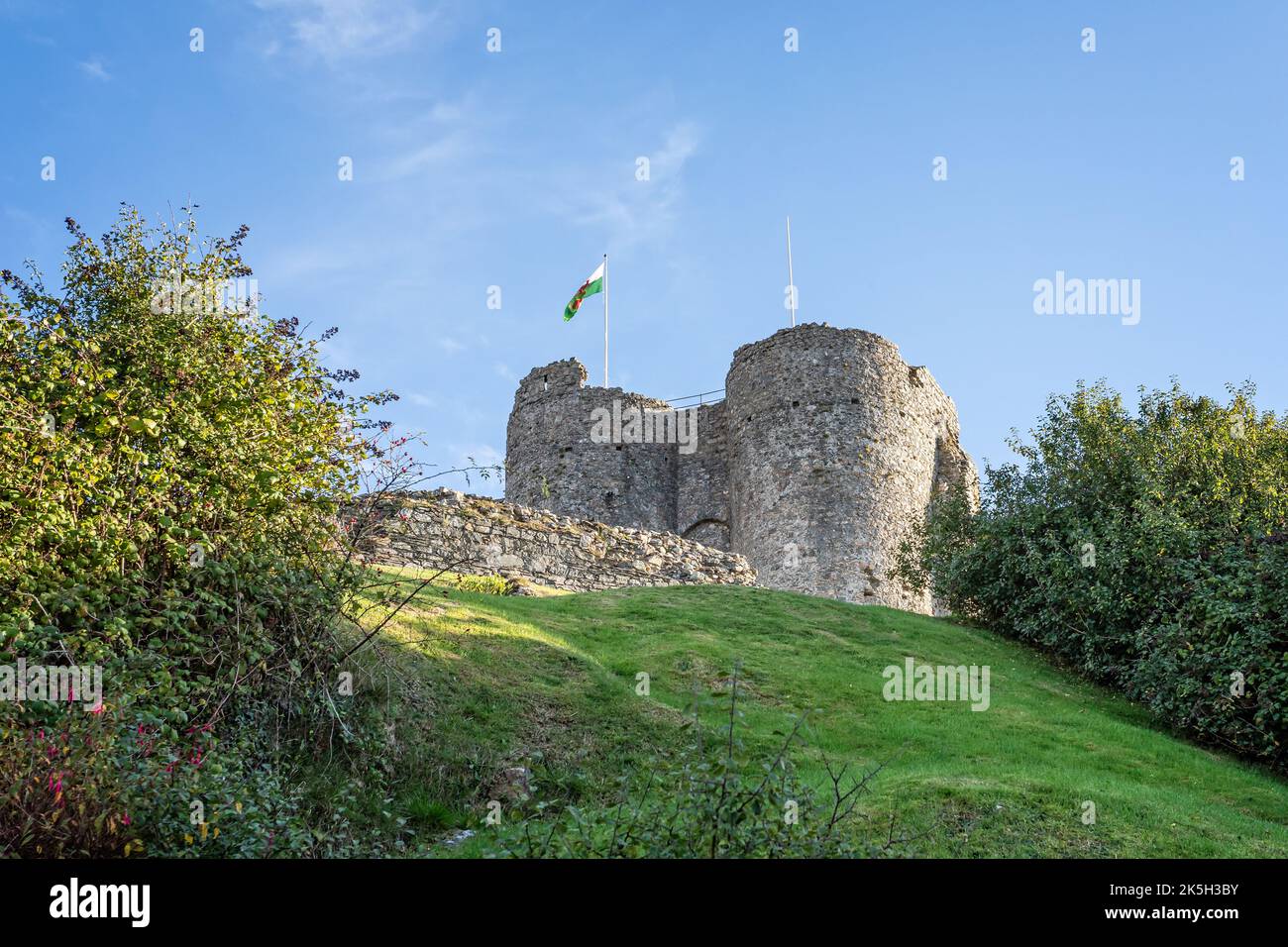 Criccieth Castle mit walisischer Flagge am 2. Oktober 2022 in Criccieth, Gwnydd, Wales Stockfoto