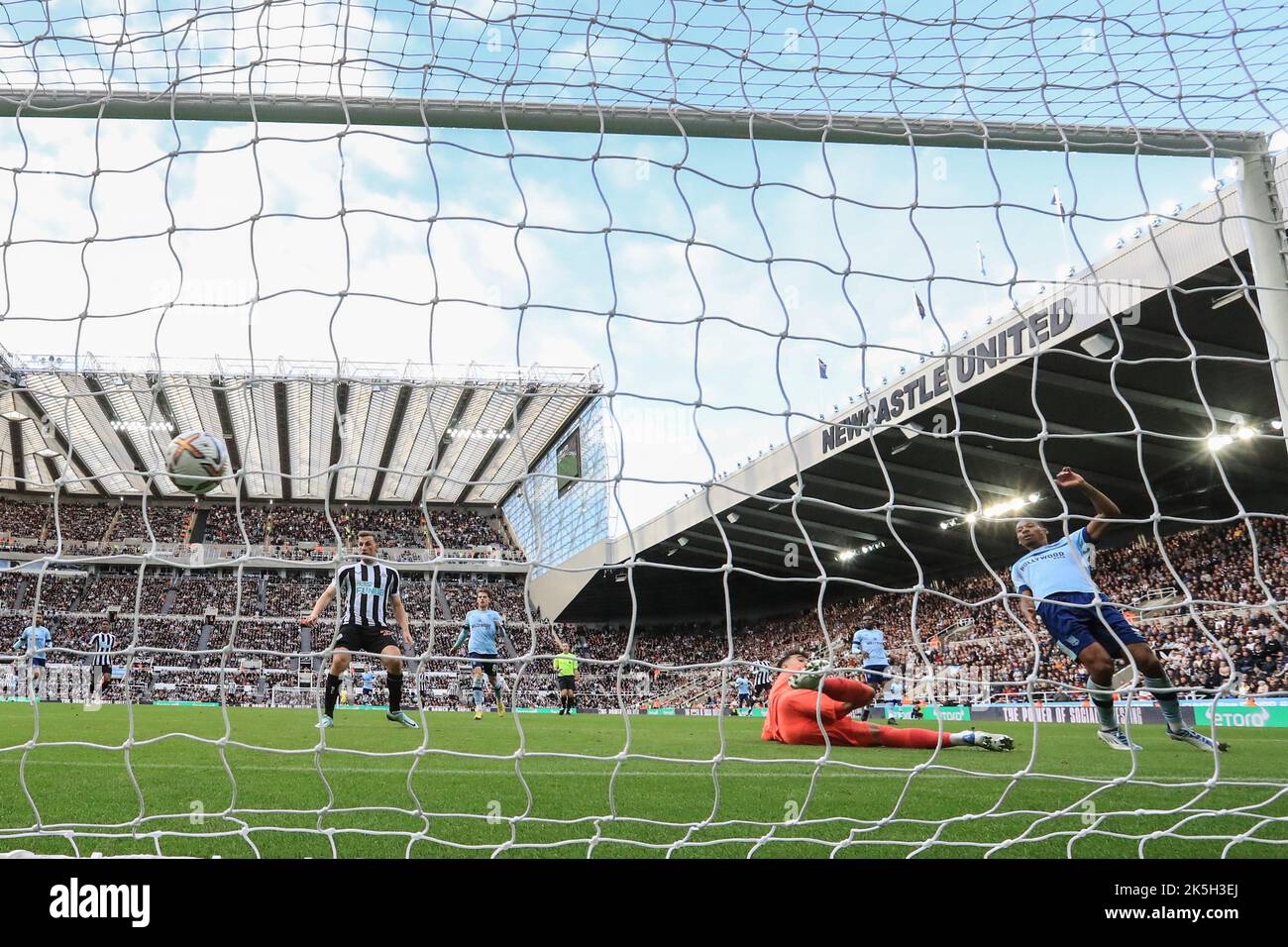 Newcastle, Großbritannien. 08. Oktober 2022. Ethan Pinnock #5 von Brentford erzielt ein eigenes Tor, um es 5-1 während des Premier League-Spiels Newcastle United gegen Brentford im St. James's Park, Newcastle, Vereinigtes Königreich, 8.. Oktober 2022 (Foto von Mark Cosgrove/News Images) in Newcastle, Vereinigtes Königreich am 10/8/2022 zu erreichen. (Foto von Mark Cosgrove/News Images/Sipa USA) Quelle: SIPA USA/Alamy Live News Stockfoto