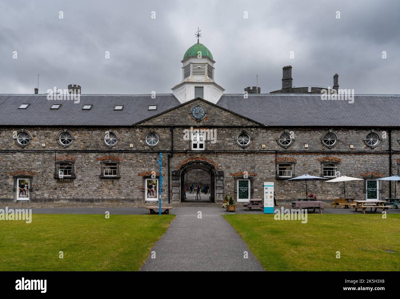 Kilkenny, Irland - 17. August 2022: Blick auf das Gebäude der National Design and Craft Gallery in der Innenstadt von Kilkenny Stockfoto