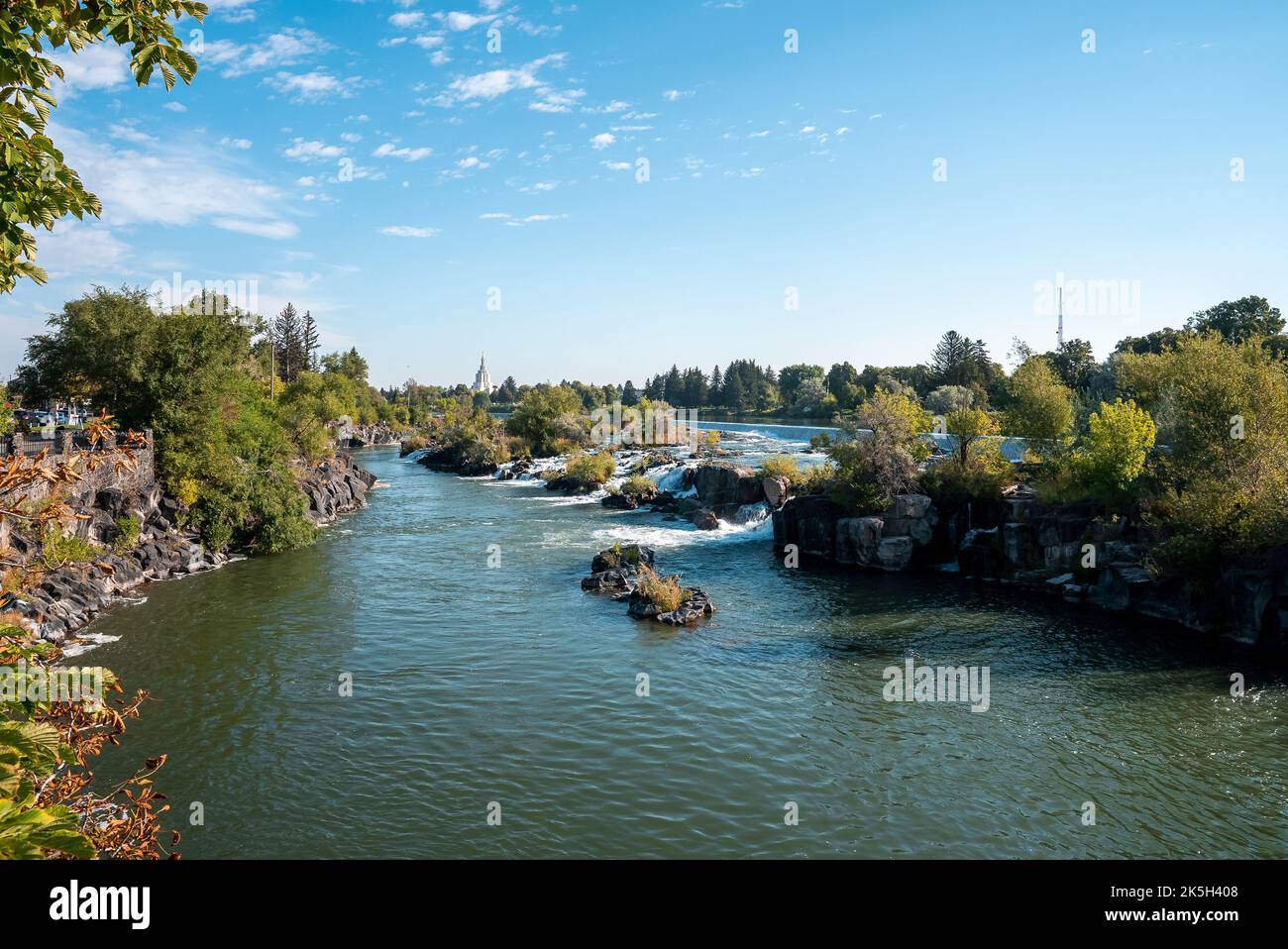 Wunderschöne Aussicht auf die Idaho Wasserfälle und den Snake River mit Himmel im Hintergrund Stockfoto