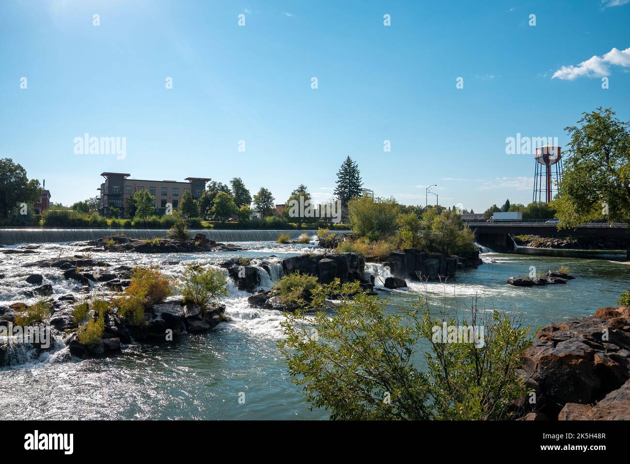 Wunderschöner Schlangenfluss bei Idaho fällt durch das Museum mit Himmel im Hintergrund Stockfoto