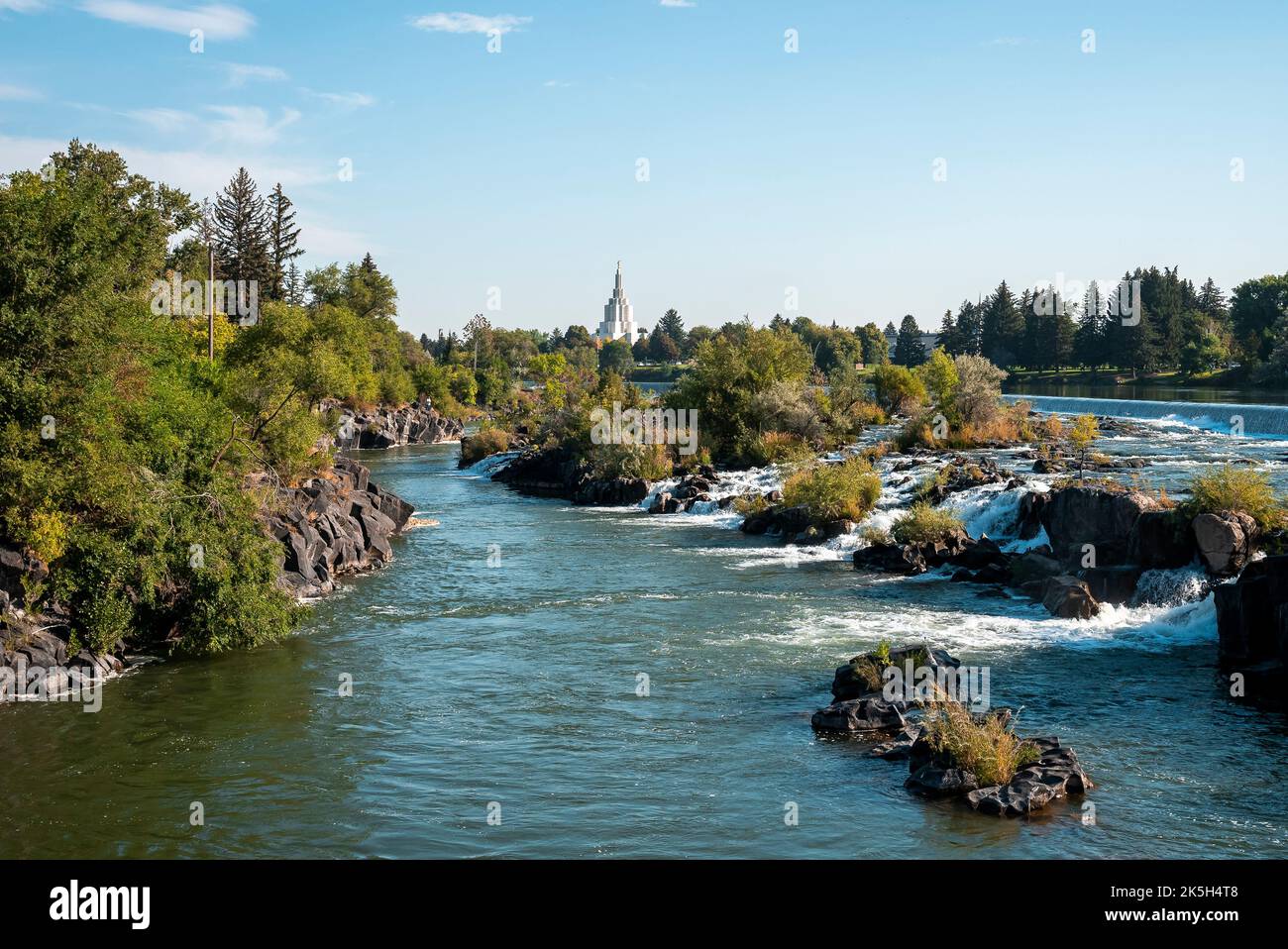 Snake River, der in Richtung Tempel in Idaho führt, fällt im Sommer Stockfoto