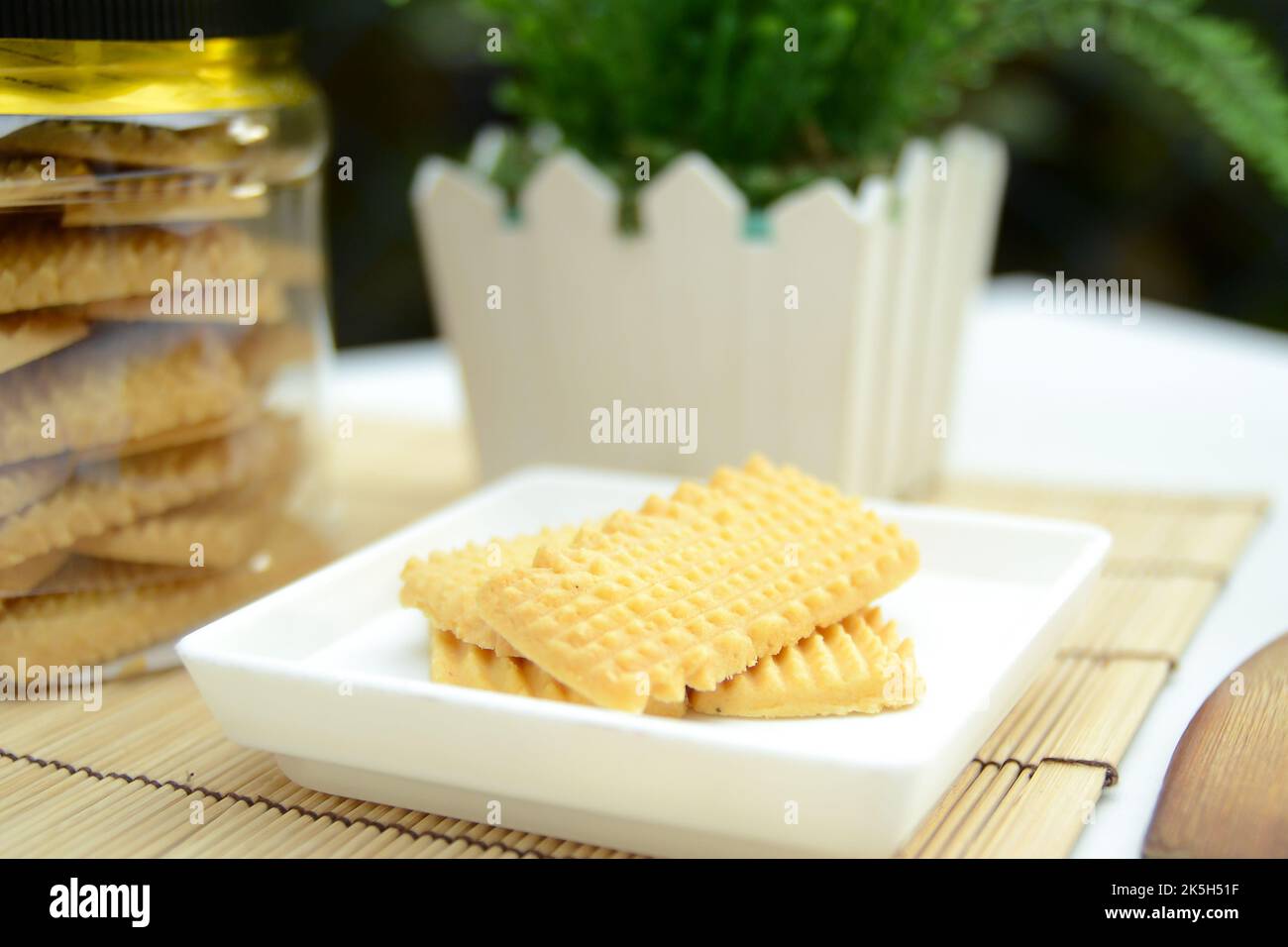 Traditionelle malaiische Plätzchen für eid festliche Biskut Samperit Dekoration. Selektiver Fokus. Stockfoto