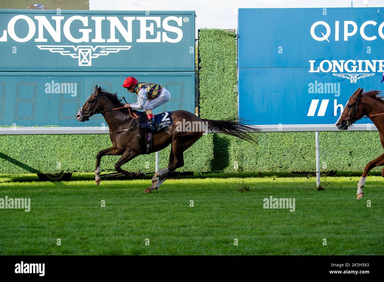 Ascot, Bergen, Großbritannien. 1.. Oktober 2022. Pferd Escobar unter Jockey Andrea Atzeni gewinnt den Peroni Nastro Azzurro Challenge Cup bei Ascot Races. Besitzer Withernsea Thoroughbred Ltd. Trainer David O’Meara, Upper Helmsley. Züchter Peter Evans. Sponsor Tiffin Sandwiches Ltd. Credit: Maureen McLean/Alamy Stockfoto