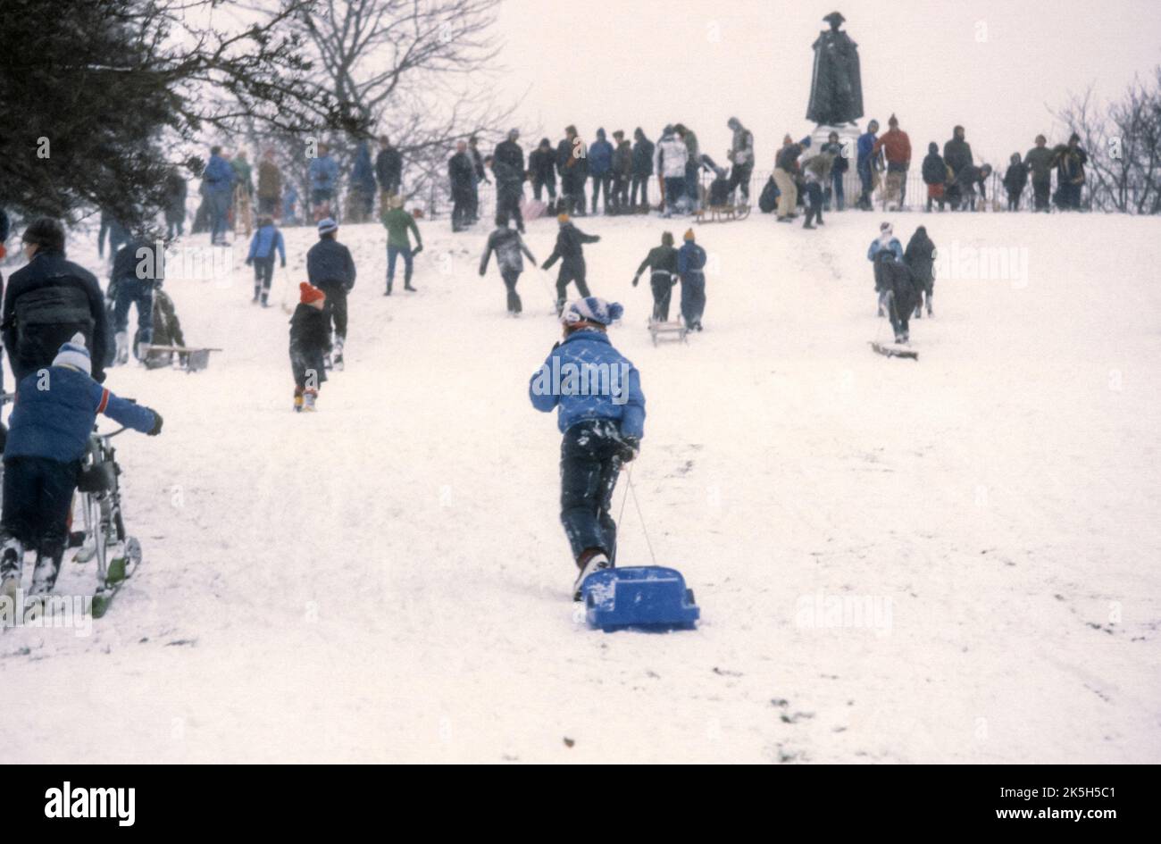 Die Menschen im Greenwich Park genießen den Schnee im Winter 1982. Stockfoto