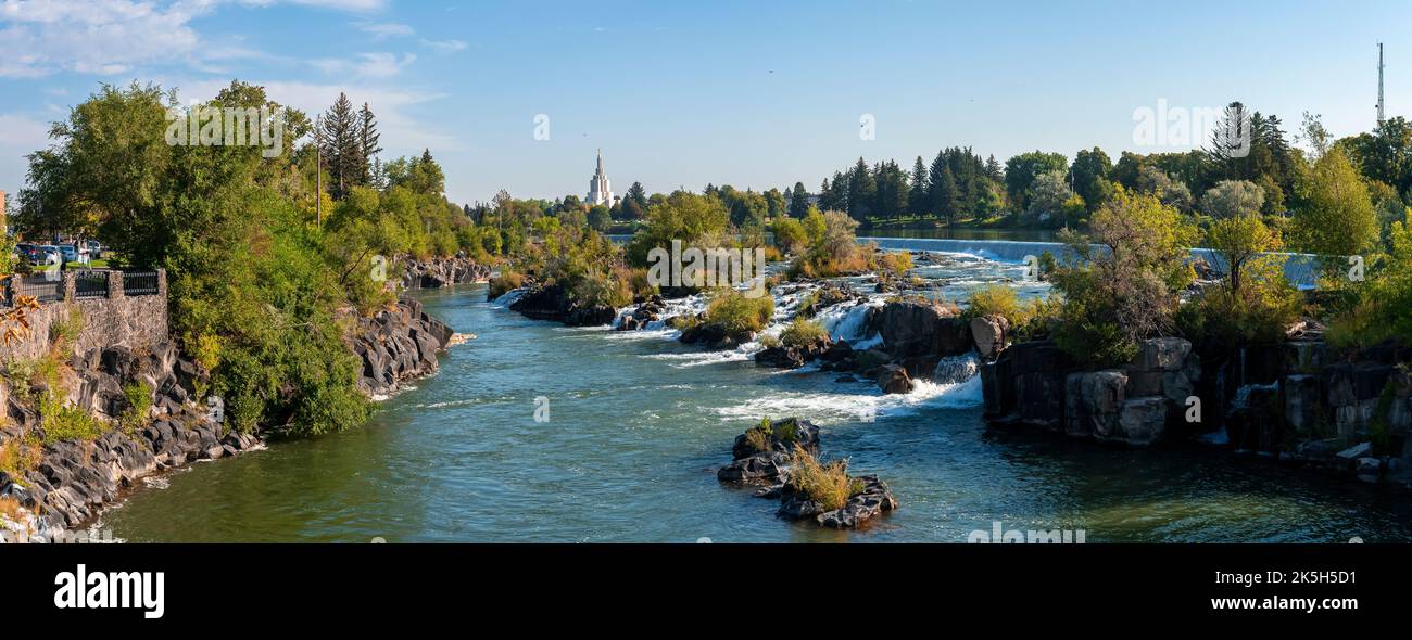 Panoramablick auf die malerischen Wasserfälle von Idaho und den Snake River in der Stadt Stockfoto