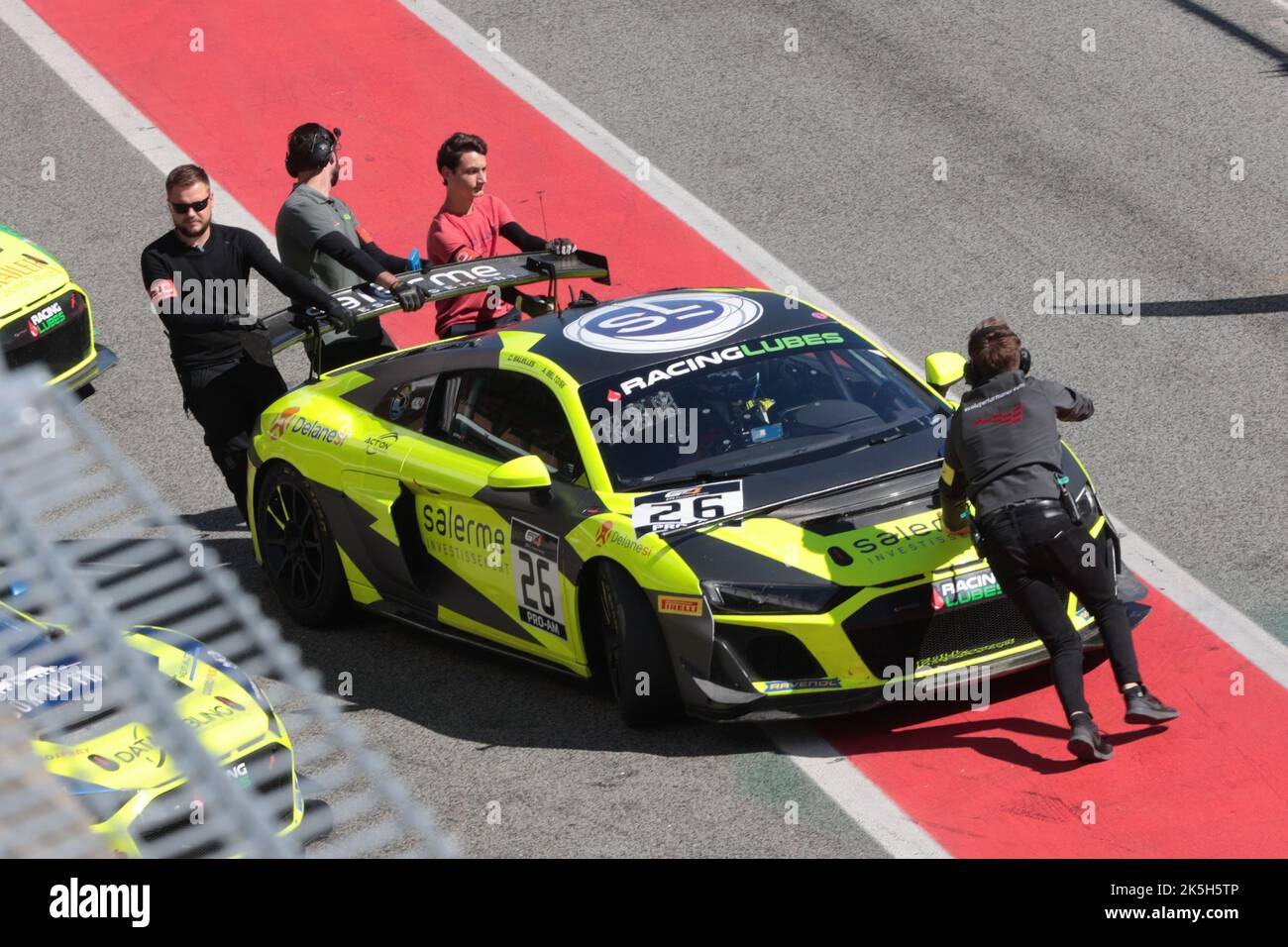 1. Oktober 2022 - Mechaniker schieben Lamborghini beim Festival of Speed auf dem Circuit of Catalonia in Barcelona, Montmelo, Spanien, in die Boxengarage Stockfoto