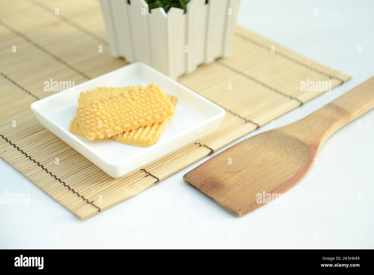 Traditionelle malaiische Plätzchen für eid festliche Biskut Samperit Dekoration. Selektiver Fokus. Stockfoto