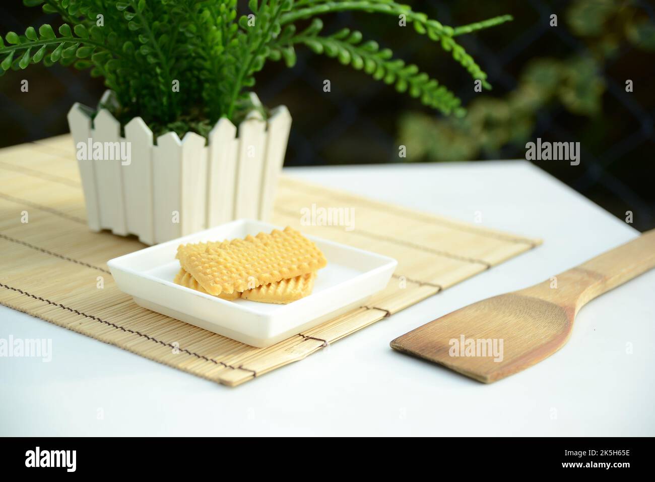 Traditionelle malaiische Plätzchen für eid festliche Biskut Samperit Dekoration. Selektiver Fokus. Stockfoto