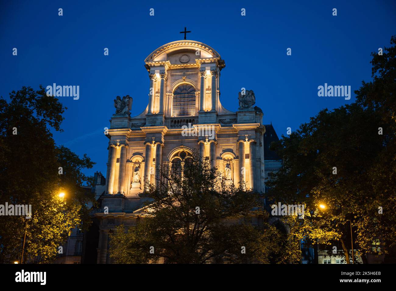 Saint-Gervais-Saint-Protais, römisch-katholische Kirche im 4.. Arrondissement von Paris, am Place Saint-Gervais im Stadtteil Marais, in der Nähe des Rathauses oder des Hotels de Ville, Blick bei Nacht Stockfoto