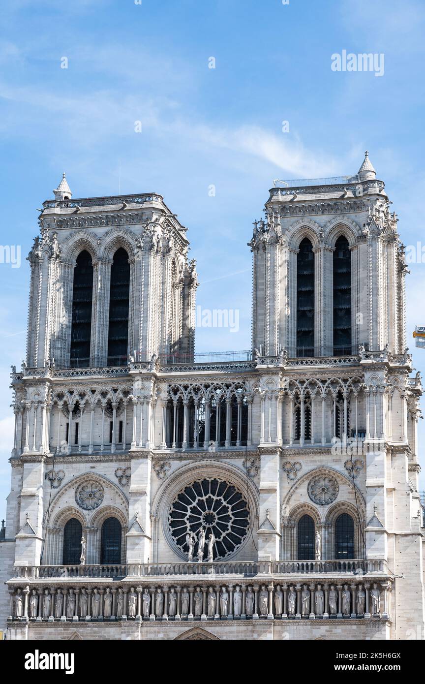 Notre Dame de Paris Denkmal in Paris, Frankreich. Die mittelalterliche katholische Kathedrale befindet sich derzeit nach dem Brand im Wiederaufbau und soll im Frühjahr 2024 fertiggestellt werden Stockfoto