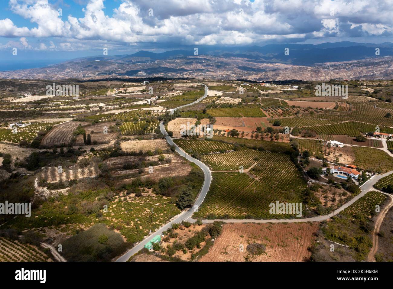 Luftaufnahme der Weinberge und Landschaft in der Nähe des Dorfes Kathikas, Paphos-Bezirk. Das Gebiet liegt an der Weinstraße Zyperns im Südwesten Zyperns. Stockfoto
