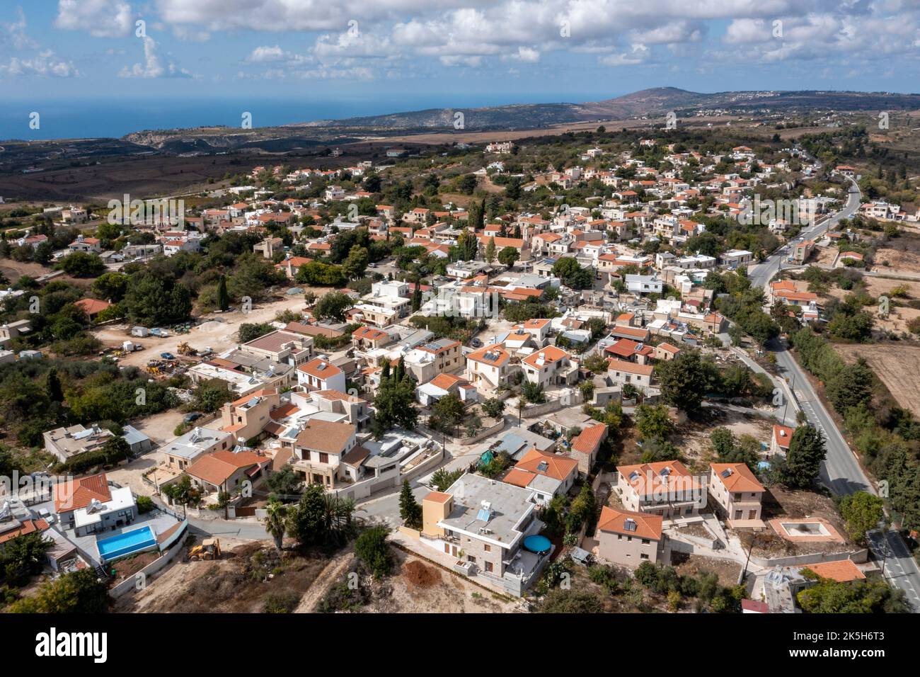 Luftaufnahme des Dorfes Kathikas im Paphos-Distrikt von Zypern. Gelegen auf einem Hochplateau 23 km nördlich von Paphos. Höhe 655m und Bevölkerung von 333. Stockfoto