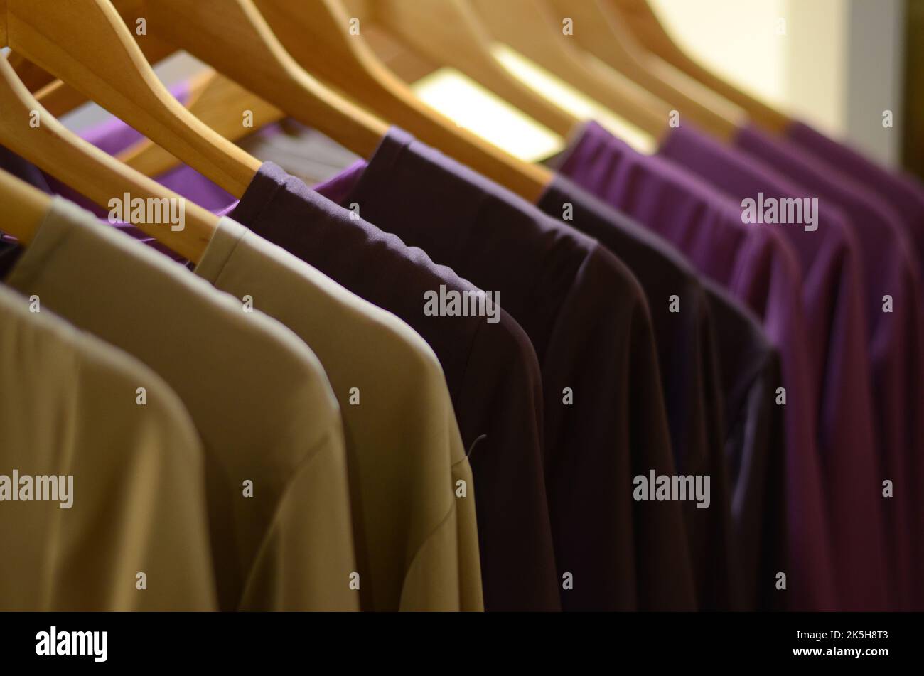 Modische Kleidung in einem Boutique-Geschäft im Boutique-Shop. Stockfoto