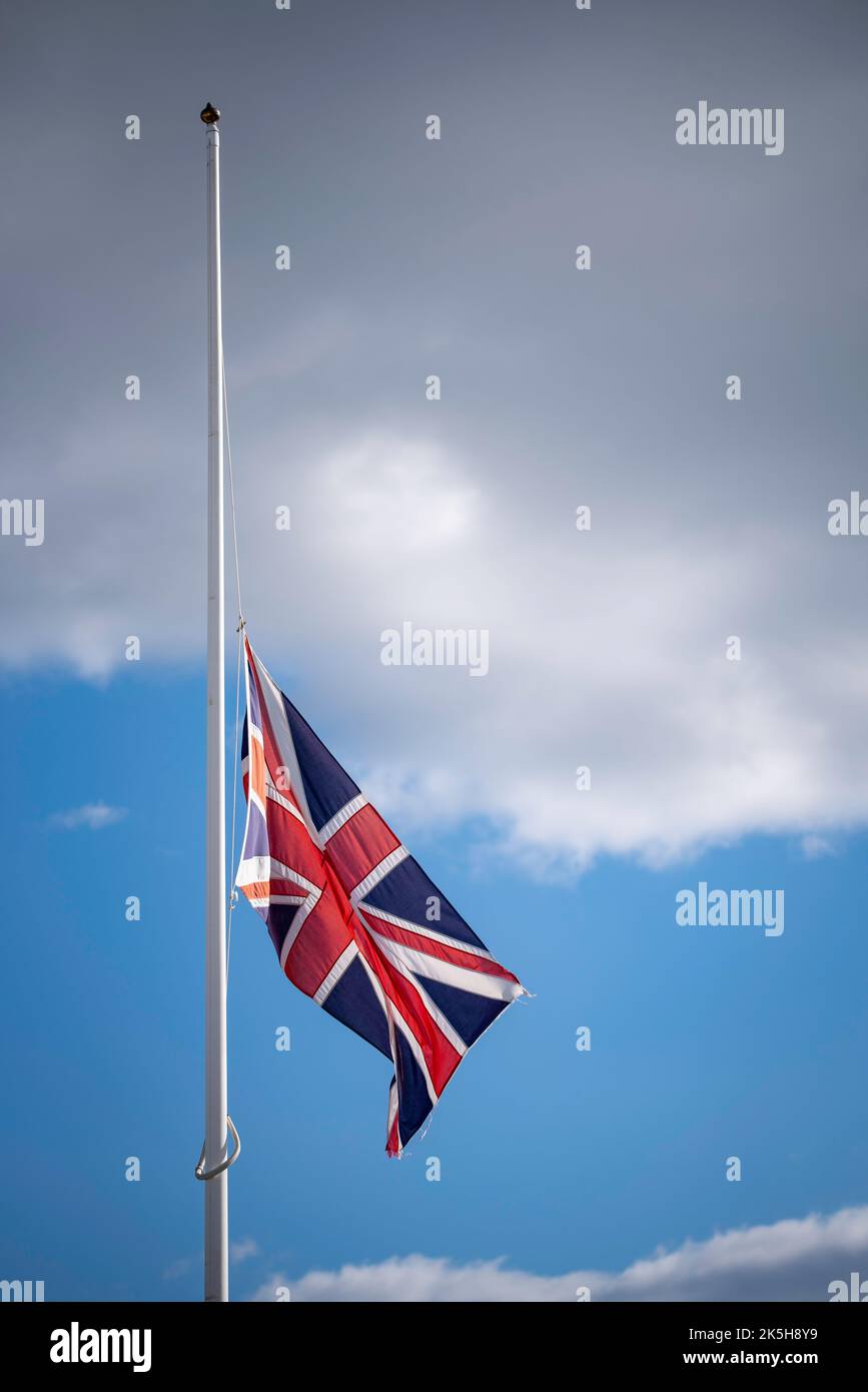 Unionsflagge am halben Mast nach dem Passieren der Königin Stockfoto