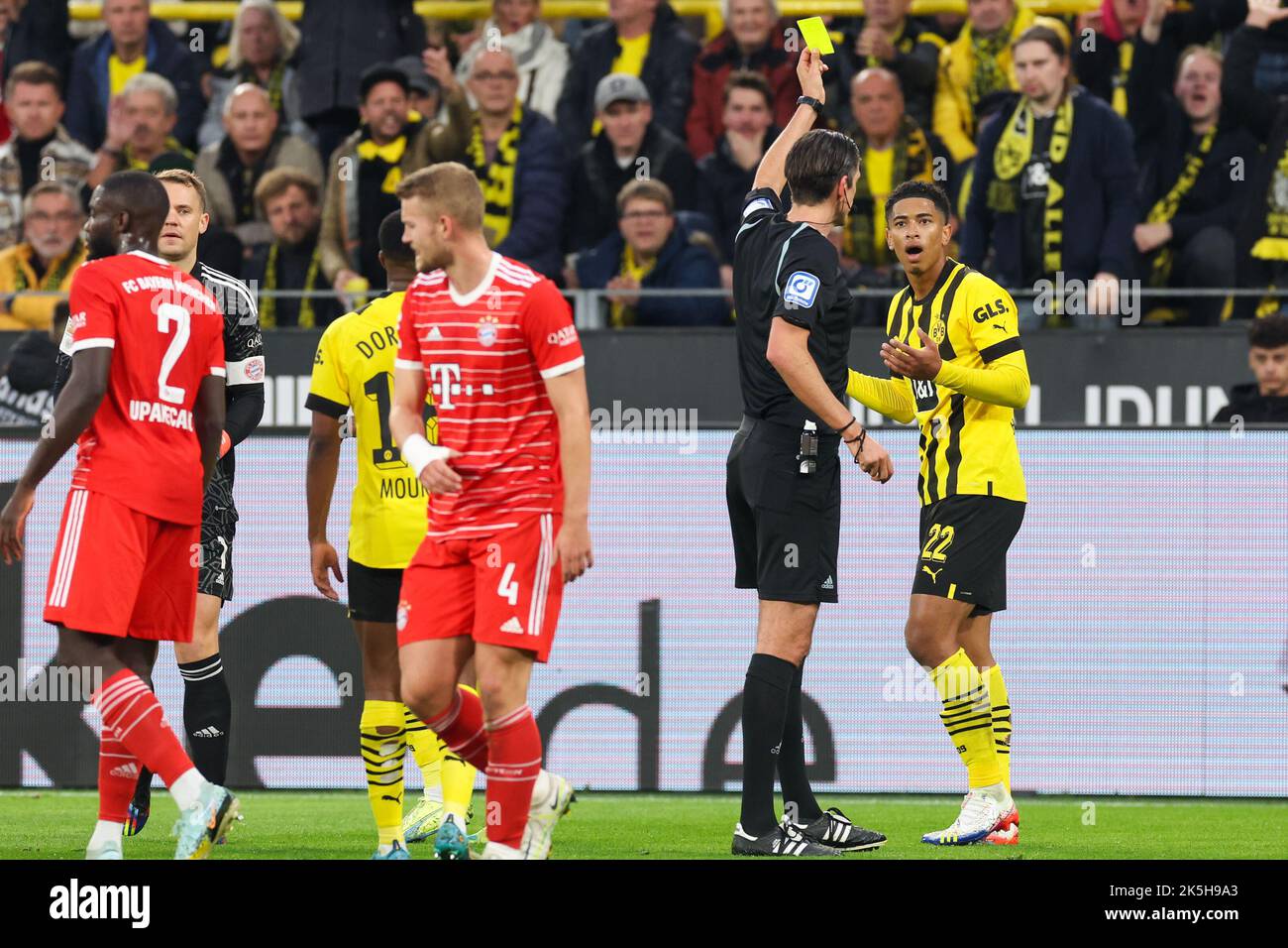 DORTMUND, DEUTSCHLAND - OKTOBER 8: Schiedsrichter Deniz Aytekin, Jude ...