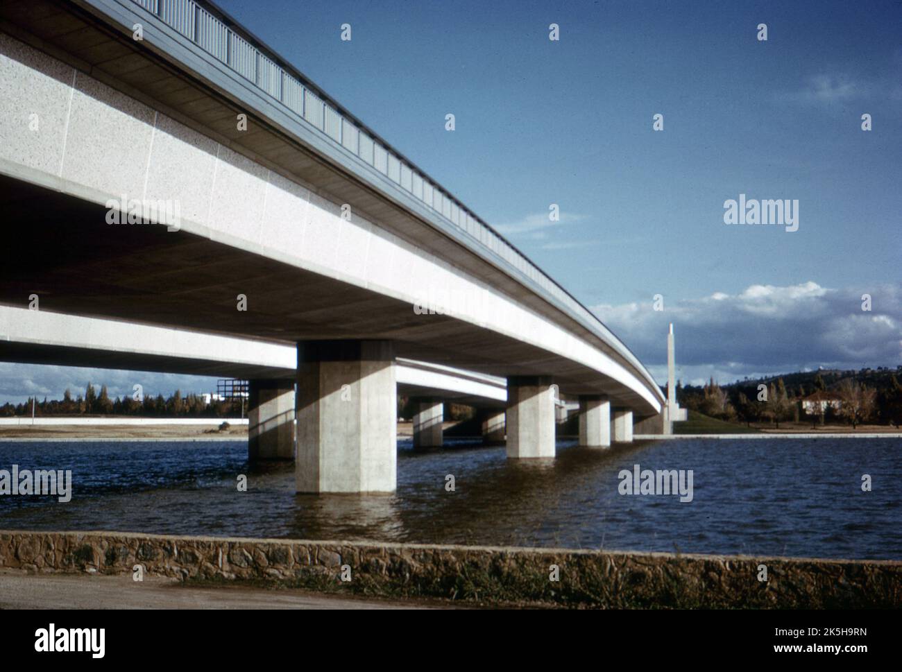 Canberra, Australien. Mitte 1960s. Blick auf die Commonwealth Avenue Bridge, die den Lake Burley Griffin in Canberra überspannt. Der Bau begann 1961 und die Brücke wurde 1963 eröffnet. Stockfoto