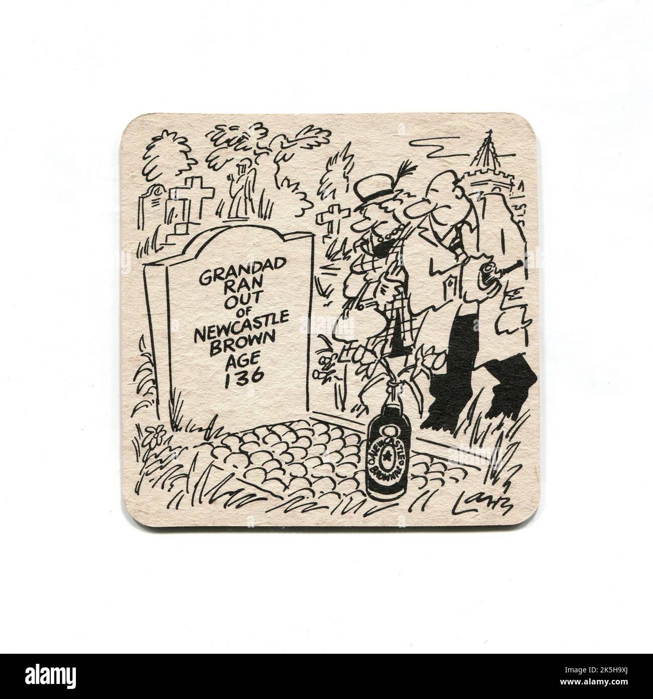 Eine Vintage-Biermatte, die das englische Bier, Newcastle Brown Ale, fördert. Dekoriert mit einem amüsanten Cartoon-Bild von Terence ‘Larry’ Parkes, das ein Grab mit der Inschrift zeigt: „Großvater lief aus Newcastle Brown – Alter 136“. Wahrscheinlich aus dem Jahr 1970s oder 1980s. Stockfoto