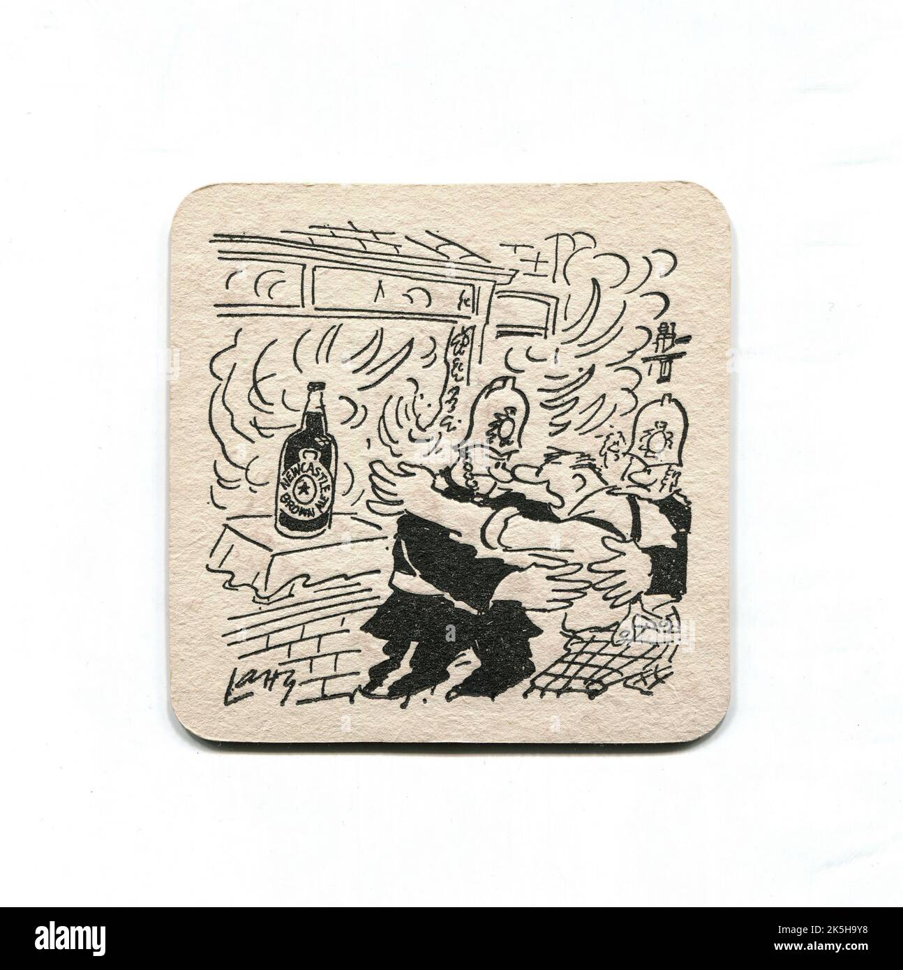 Eine Vintage-Biermatte, die das englische Bier, Newcastle Brown Ale, fördert. Dekoriert mit einem amüsanten Cartoon-Bild von Terence ‘Larry’ Parkes, das einen Mann zeigt, der mit Feuerwehrleuten kämpft und versucht, seine Flasche Bier vor einem Hausbrand zu retten. Wahrscheinlich aus dem Jahr 1970s oder 1980s. Stockfoto