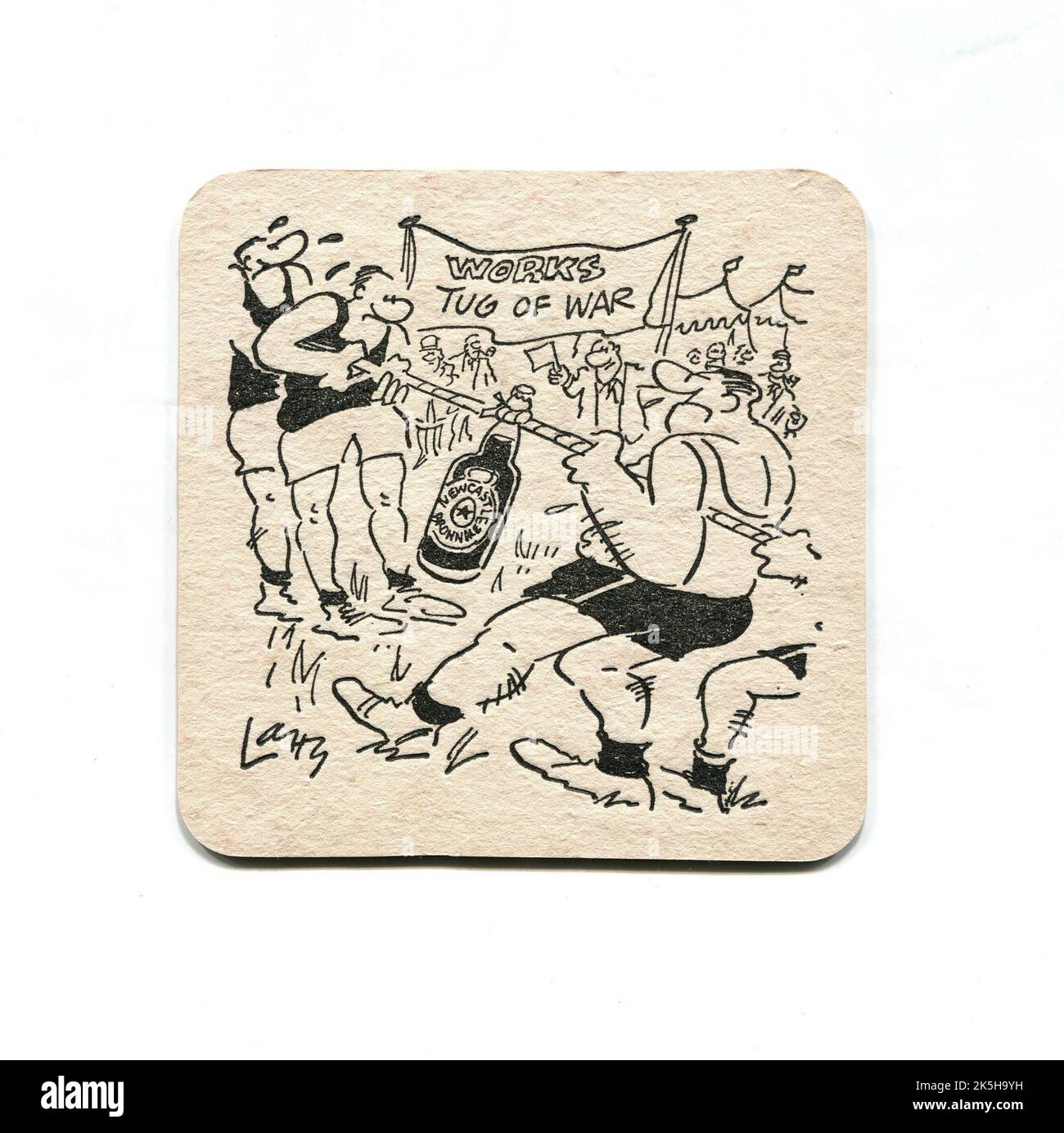 Eine Vintage-Biermatte, die das englische Bier, Newcastle Brown Ale, fördert. Dekoriert mit einem amüsanten Cartoon-Bild von Terence ‘Larry’ Parkes, das Männer in einem Tauziehen-Wettbewerb zeigt, bei dem es um eine Flasche Bier geht. Wahrscheinlich aus dem Jahr 1970s oder 1980s. Stockfoto
